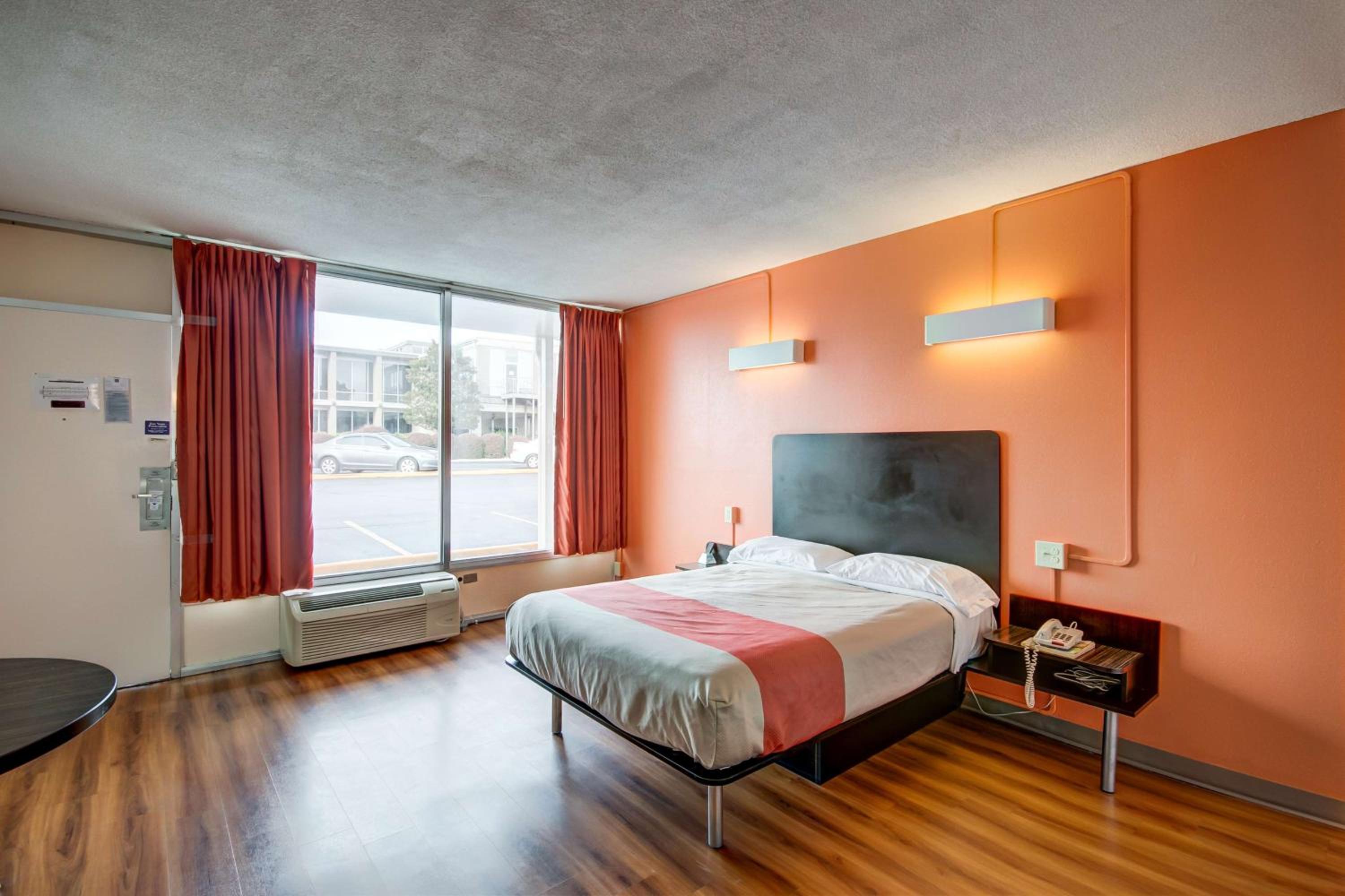 Deluxe King Room - Non-Smoking - Photo 8