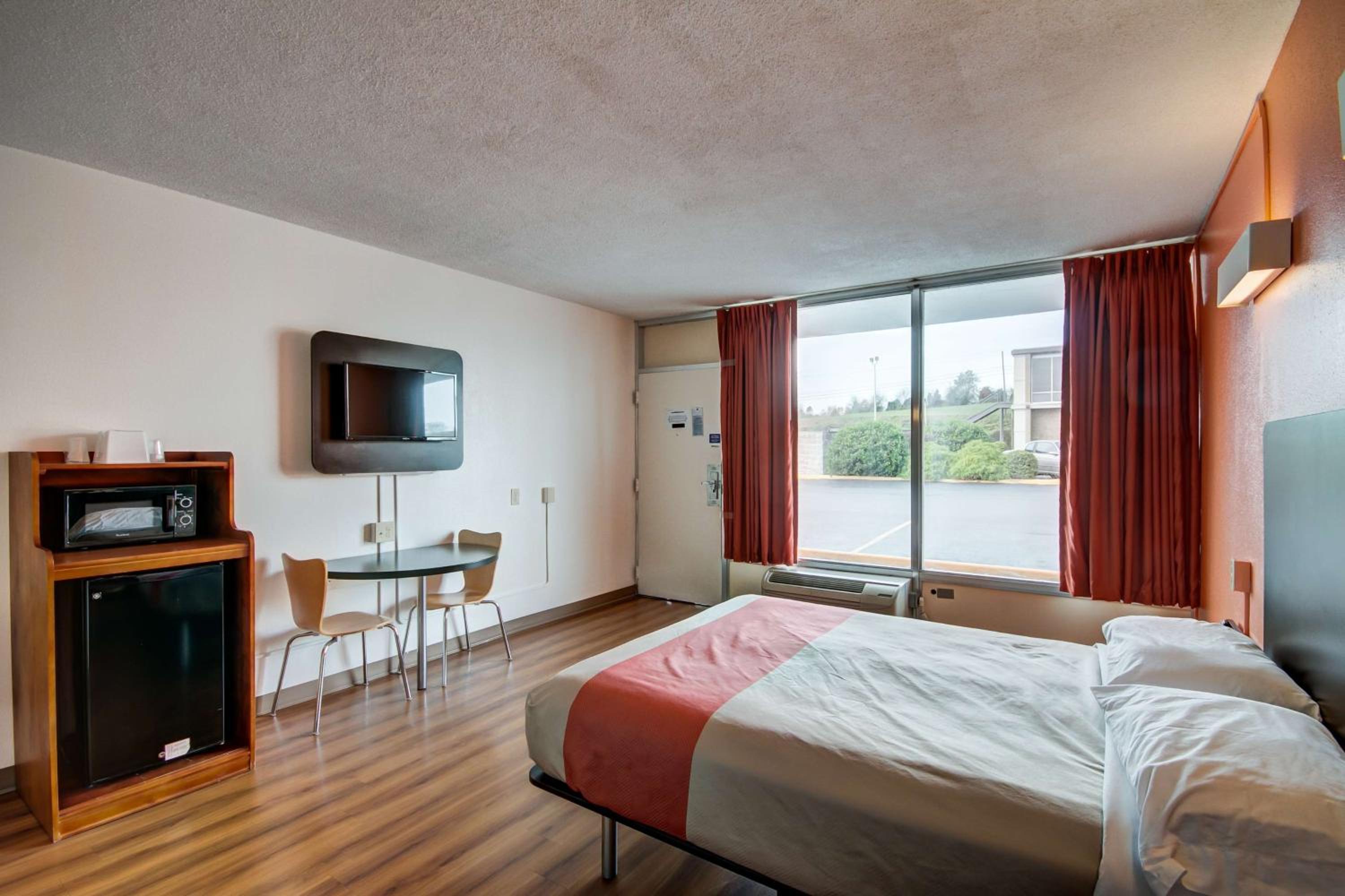 Deluxe King Room - Non-Smoking - Photo 4