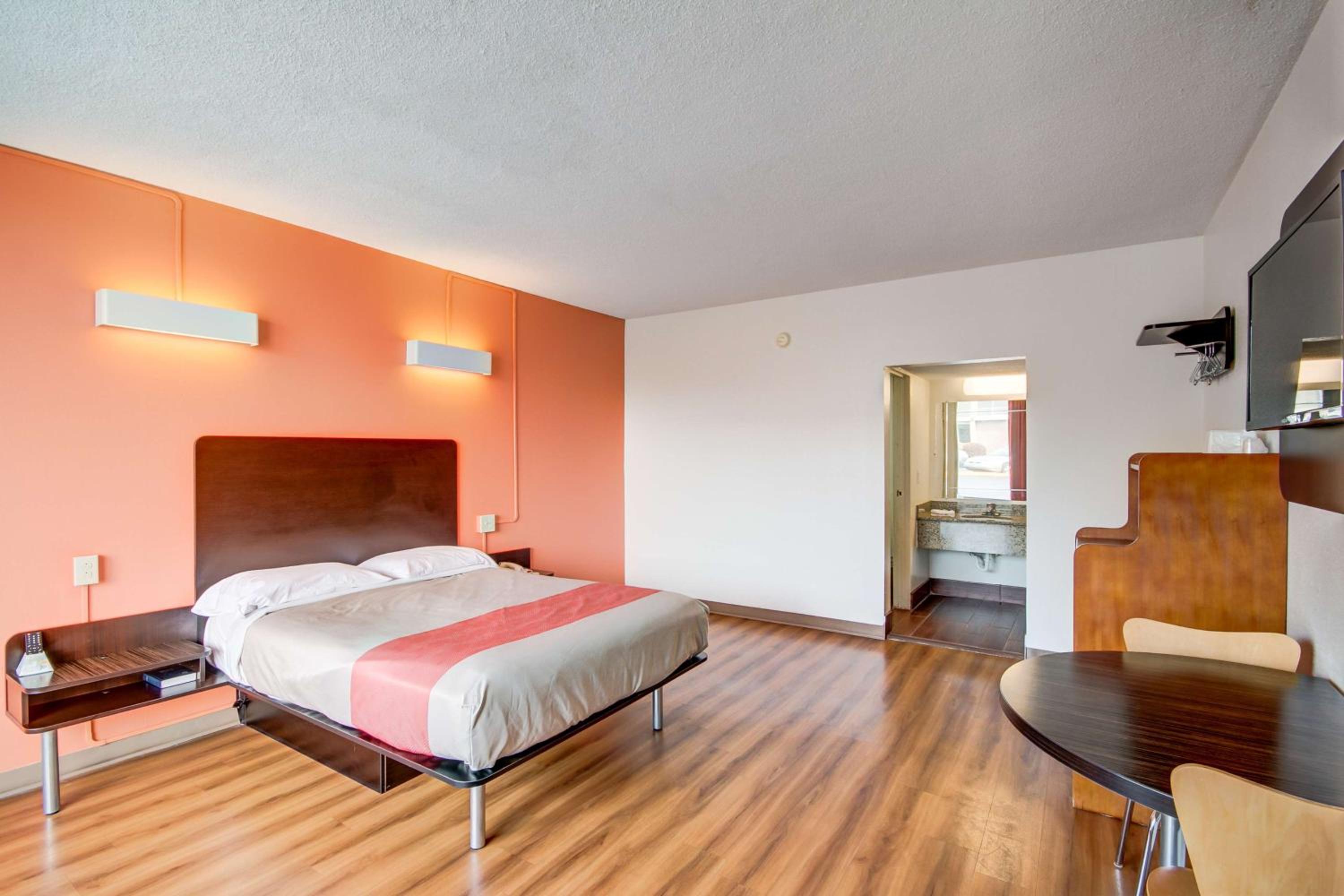 Deluxe King Room - Non-Smoking - Photo 5