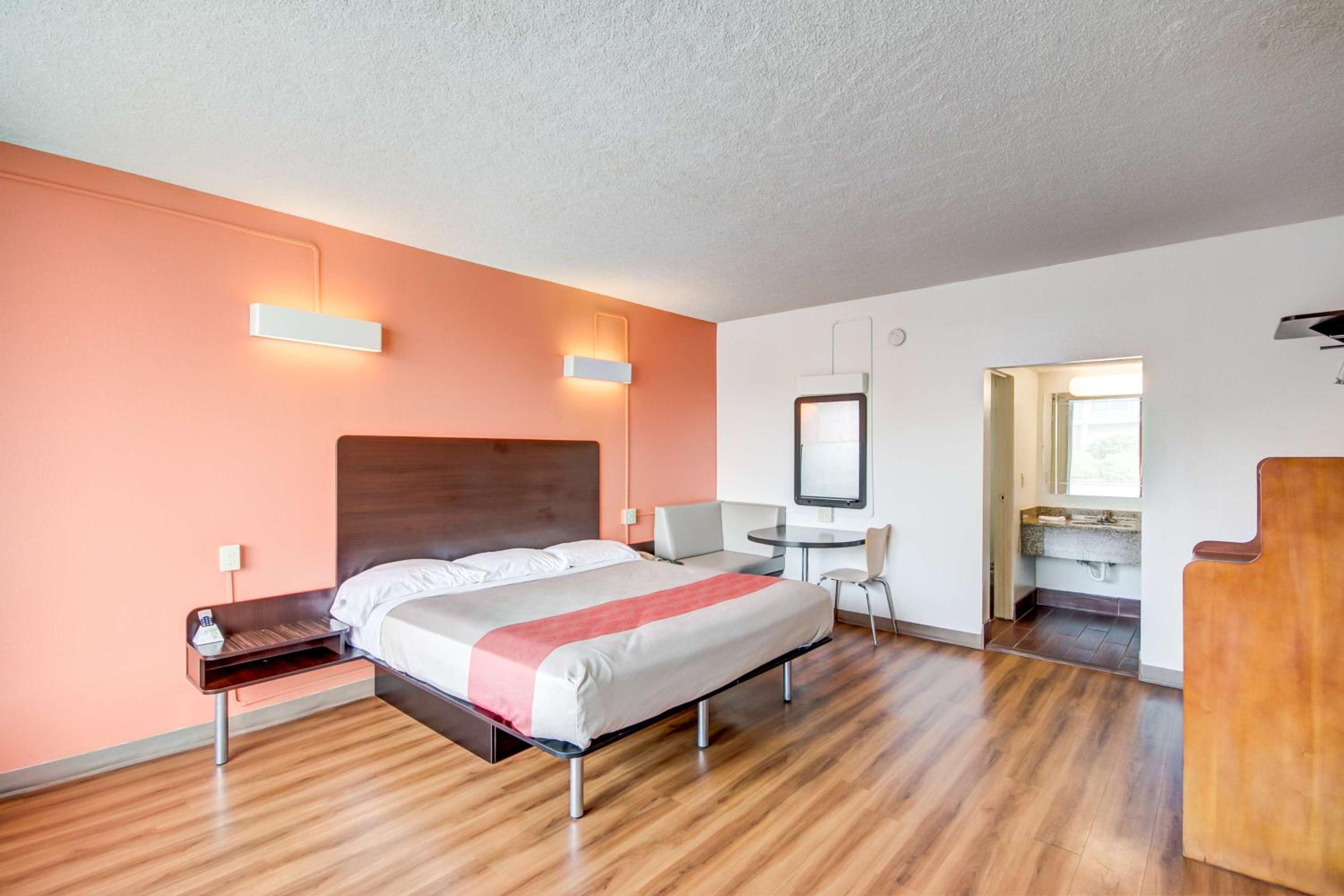 Deluxe King Room - Non-Smoking - Photo 6