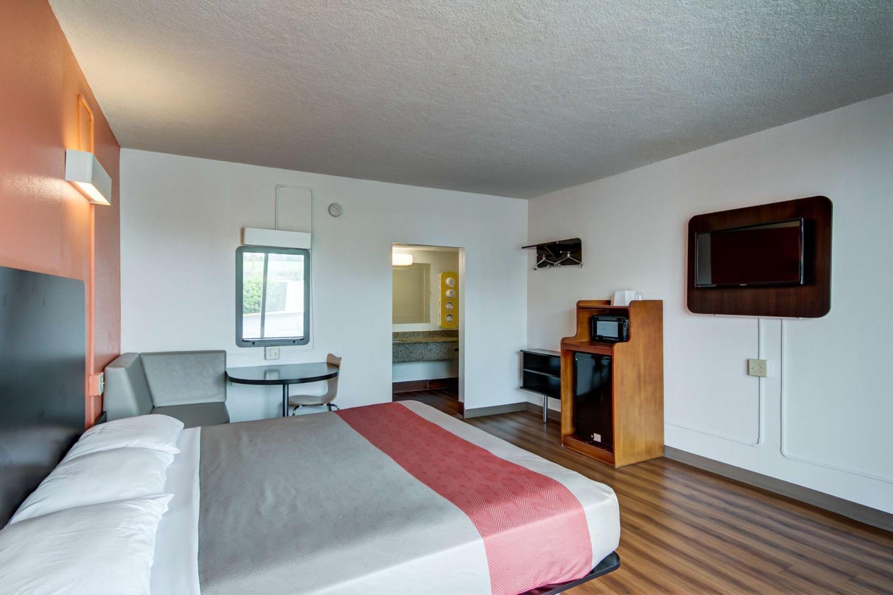 Deluxe King Room - Non-Smoking - Photo 7
