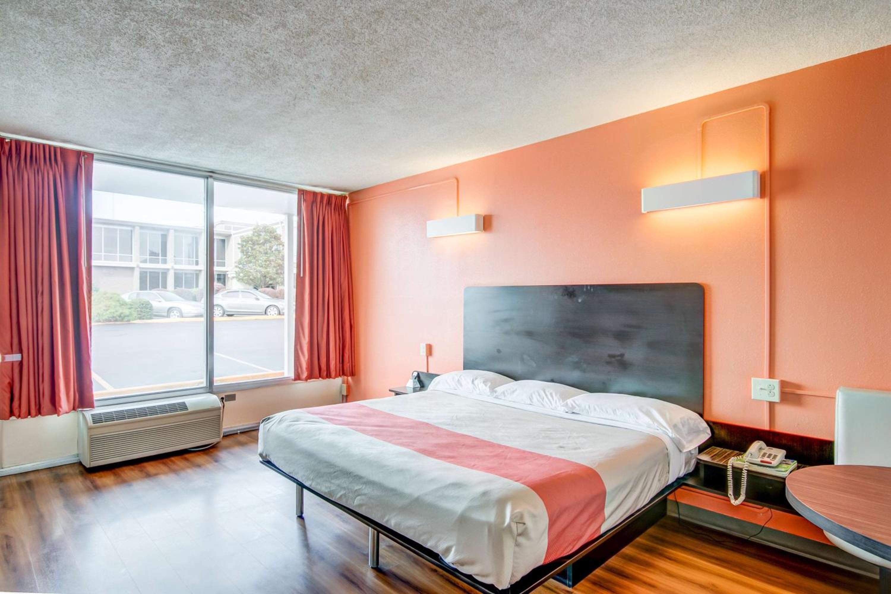 Deluxe King Room - Non-Smoking - Photo 1