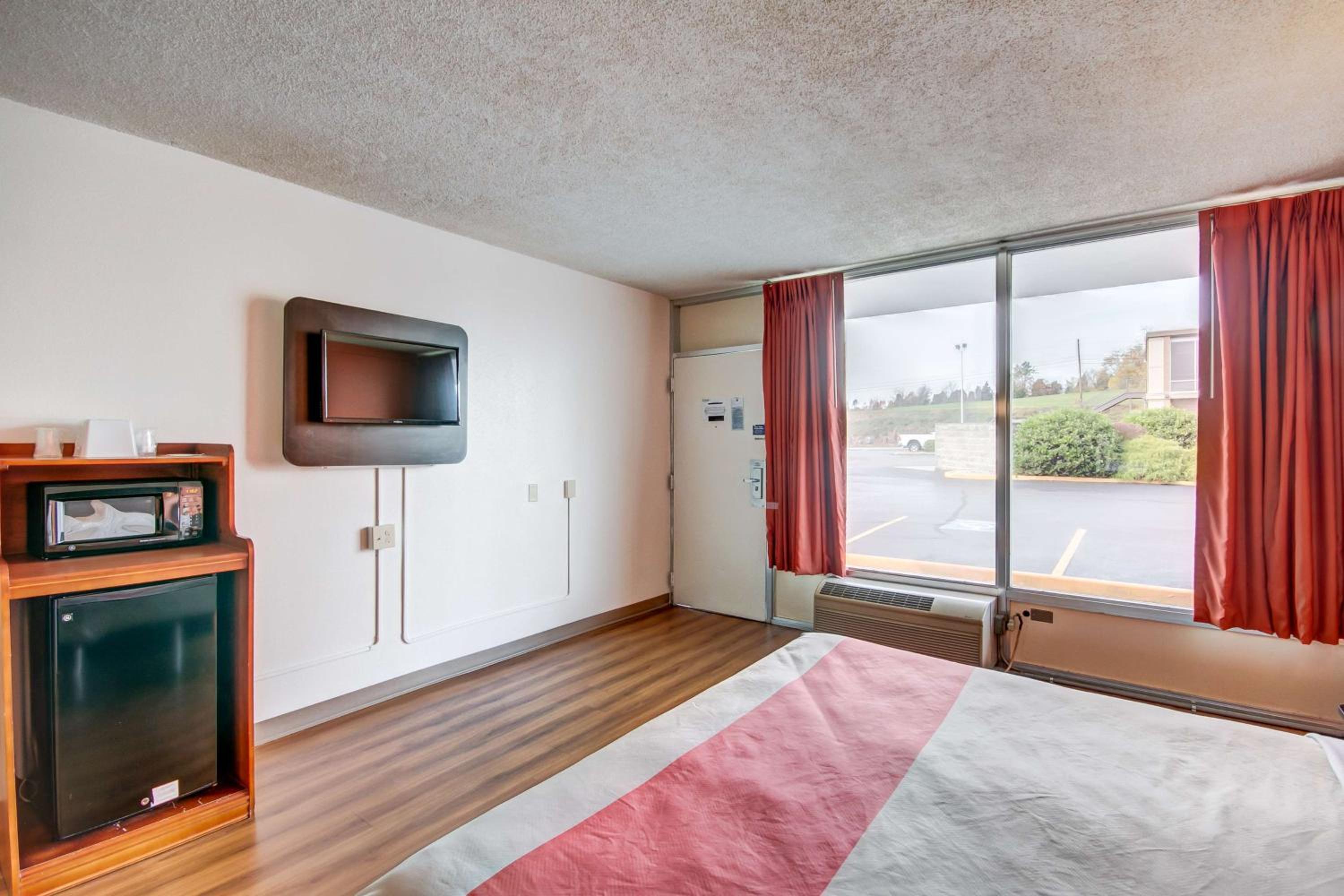 Deluxe King Room - Non-Smoking - Photo 3