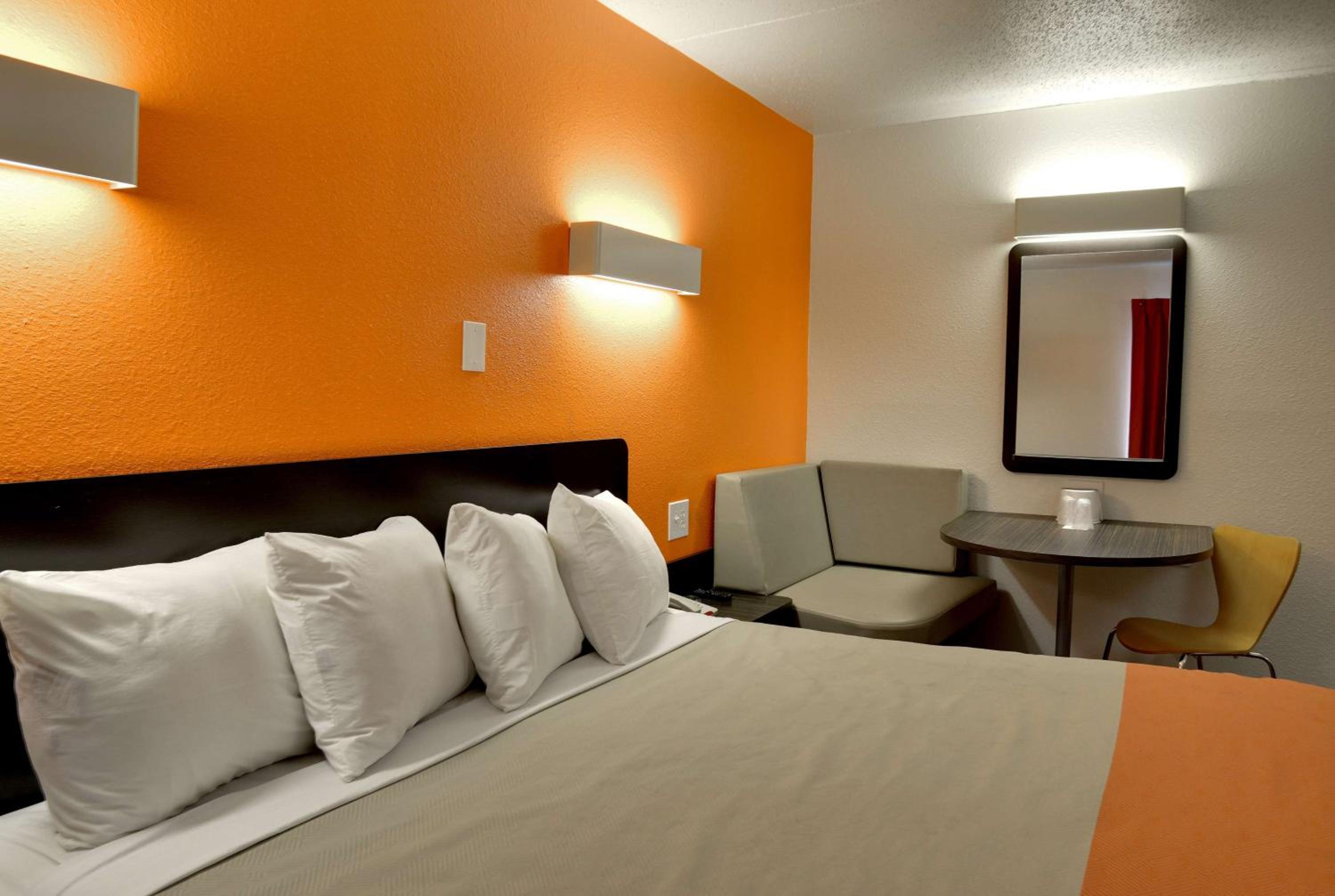 Deluxe King Room - Non-Smoking photo 2