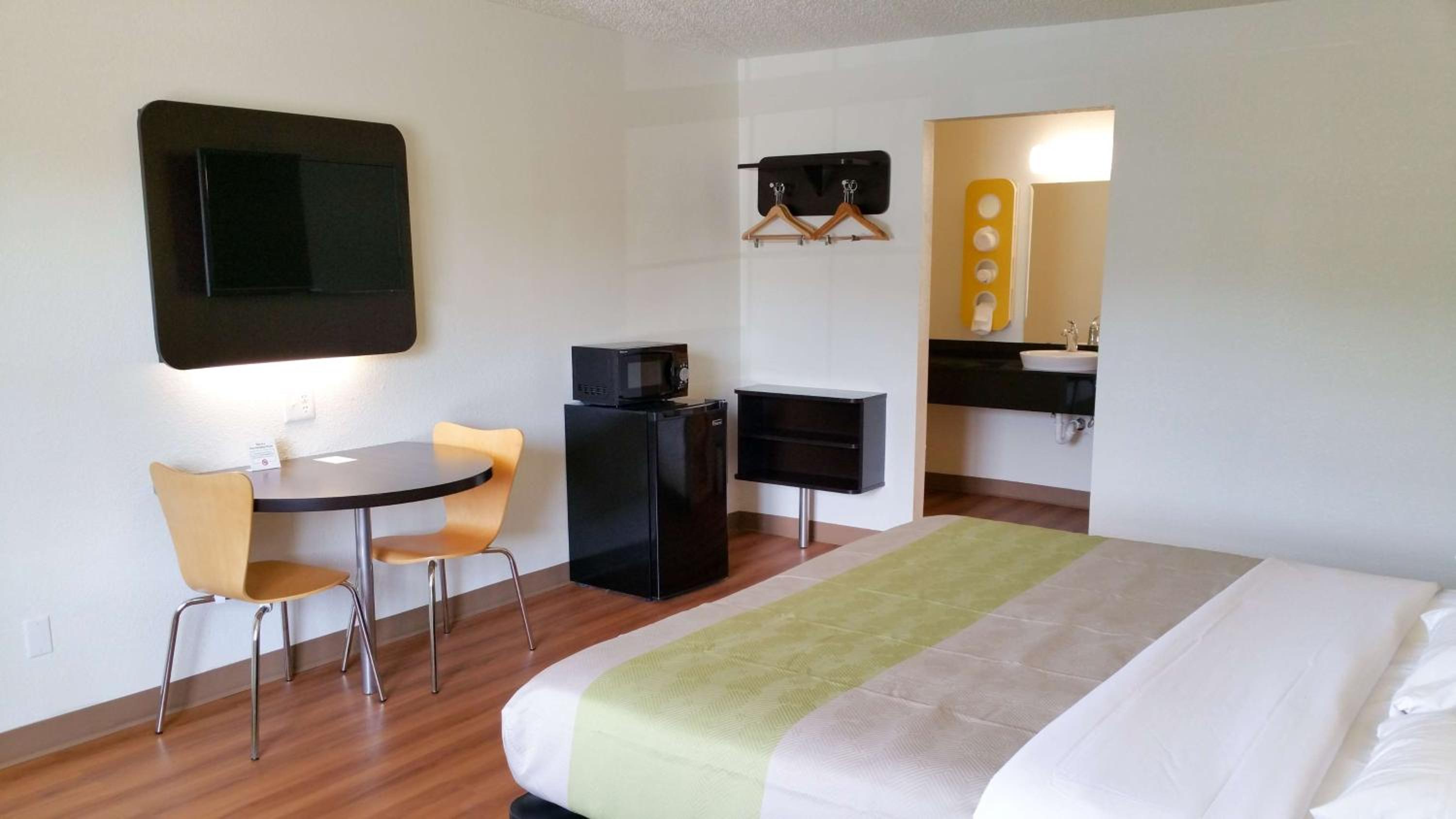 Deluxe King Room - Smoking - Photo 2