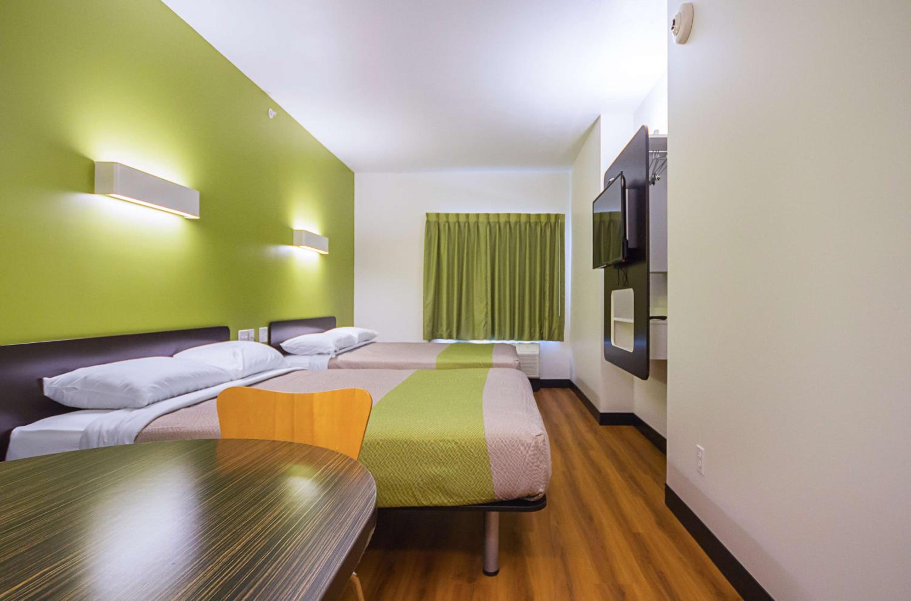 Queen Room with Two Queen Beds - Disability Access - Photo 4