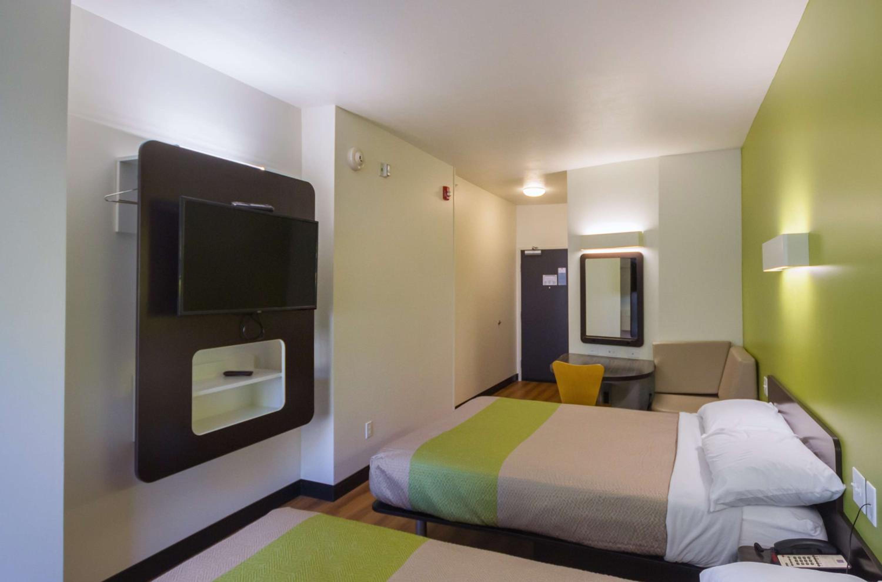 Queen Room with Two Queen Beds - Disability Access - Photo 5