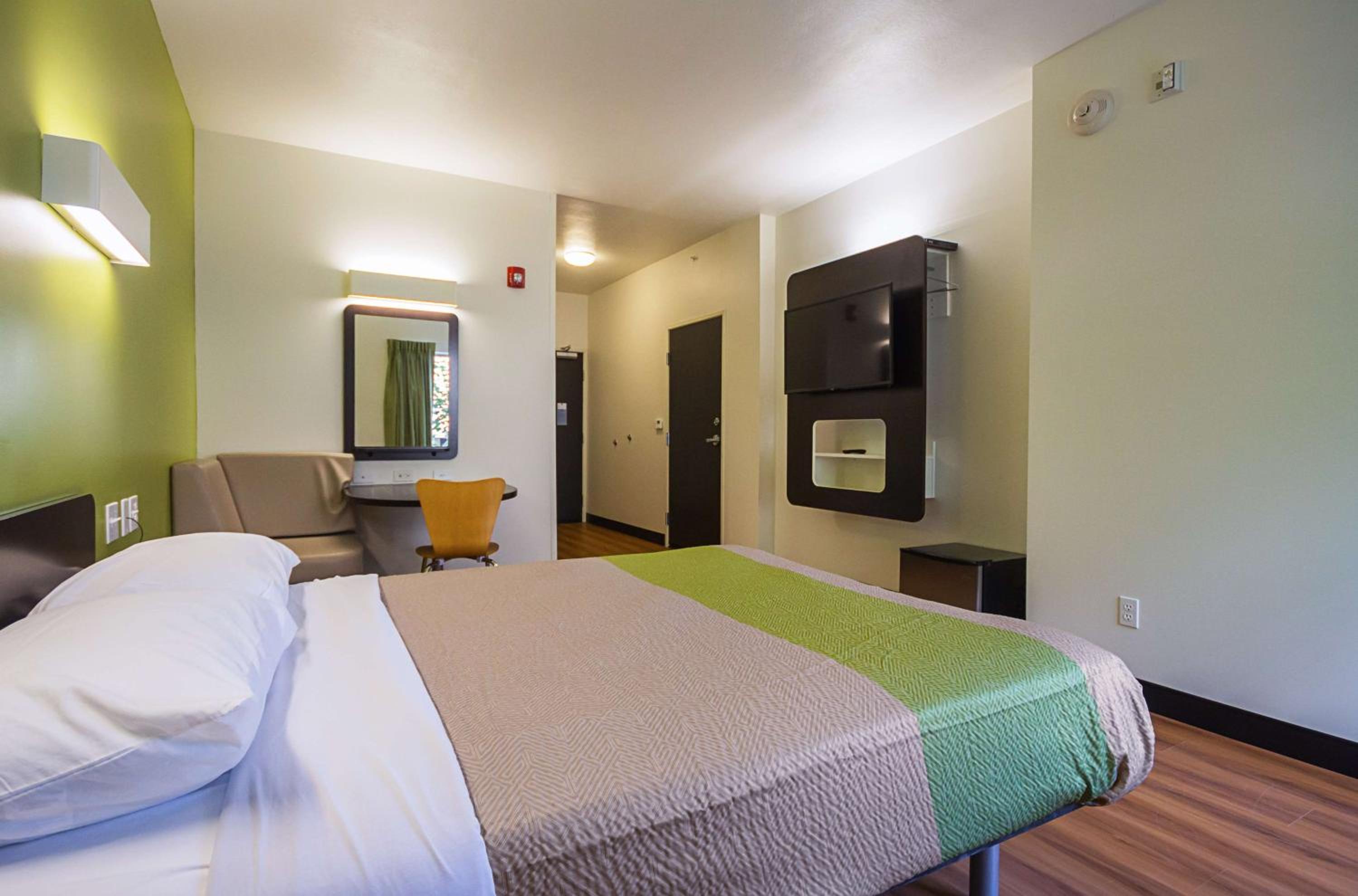 Queen Room - Disability Access - Non-Smoking - Photo 7