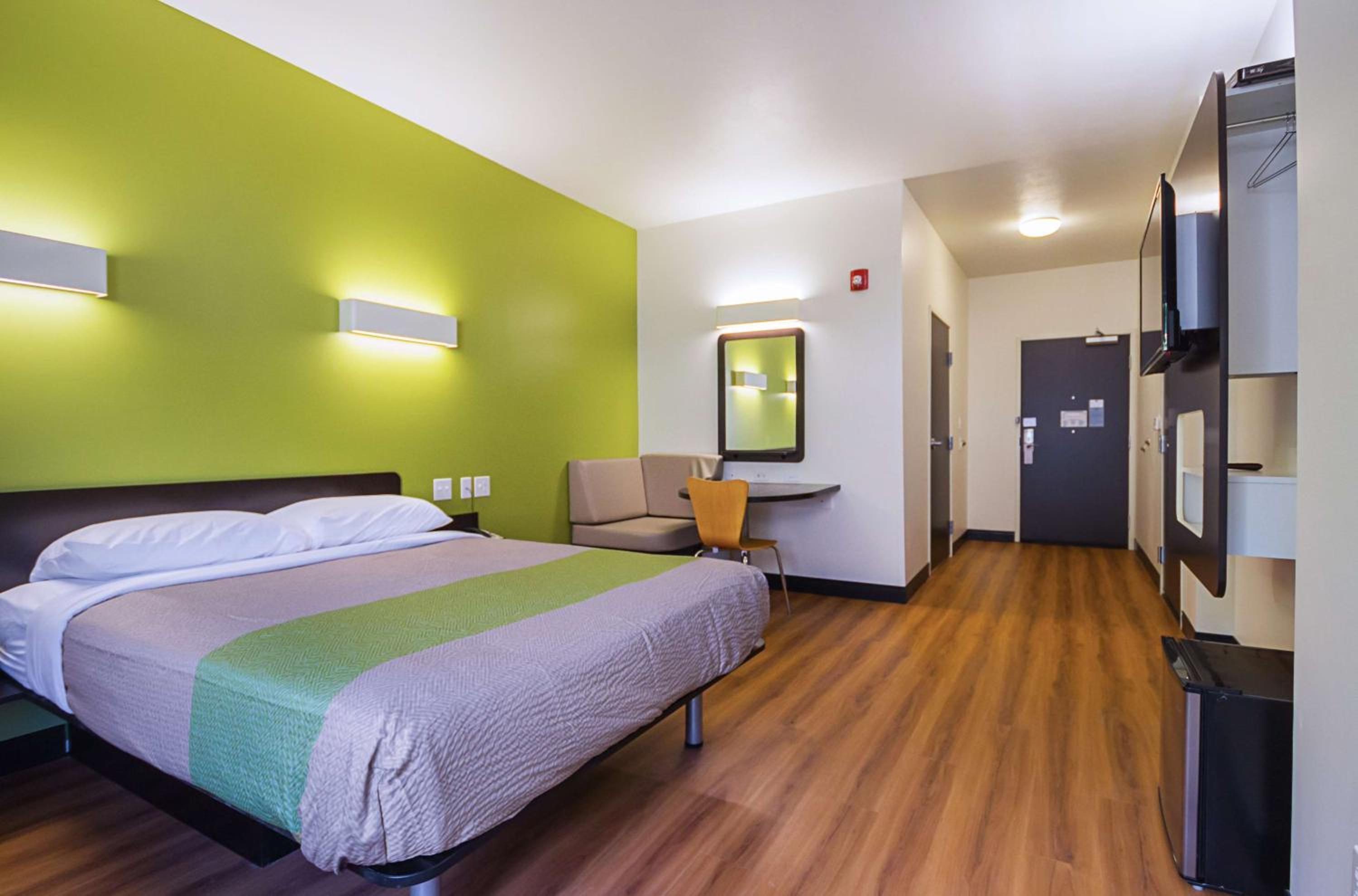 Queen Room - Disability Access - Non-Smoking - Photo 6