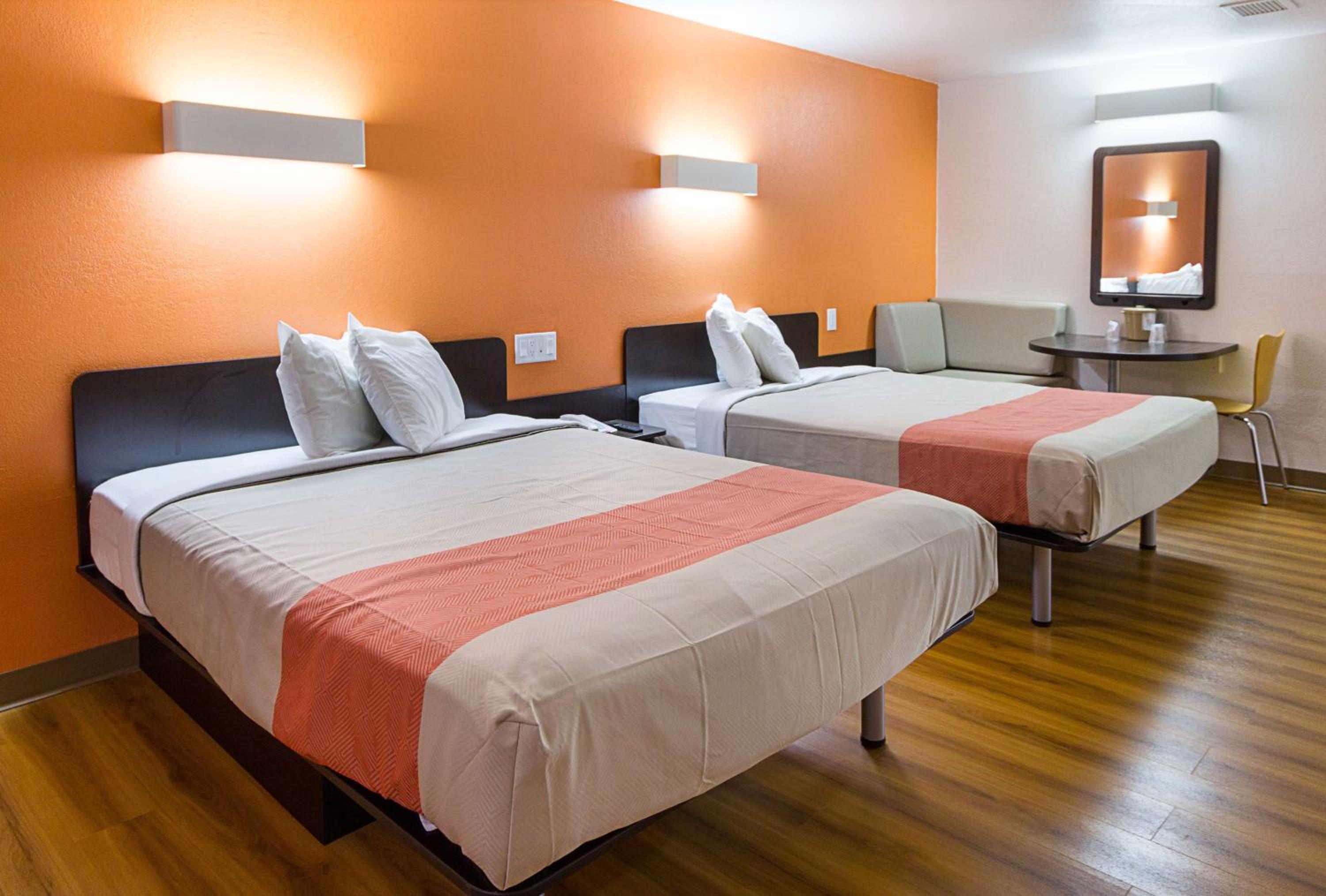 Deluxe Queen Room with Two Queen Beds - Non-Smoking - Photo 5