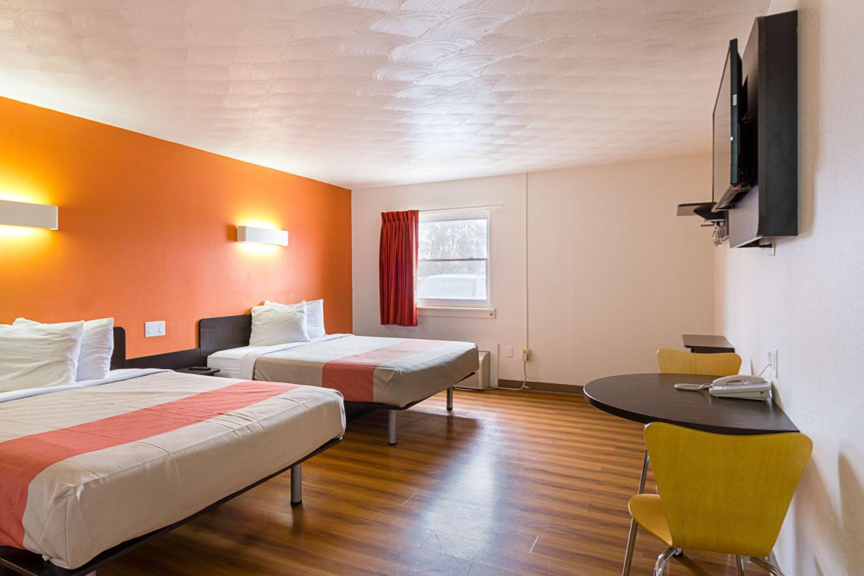 Deluxe Queen Room with Two Queen Beds - Non-Smoking - Photo 8