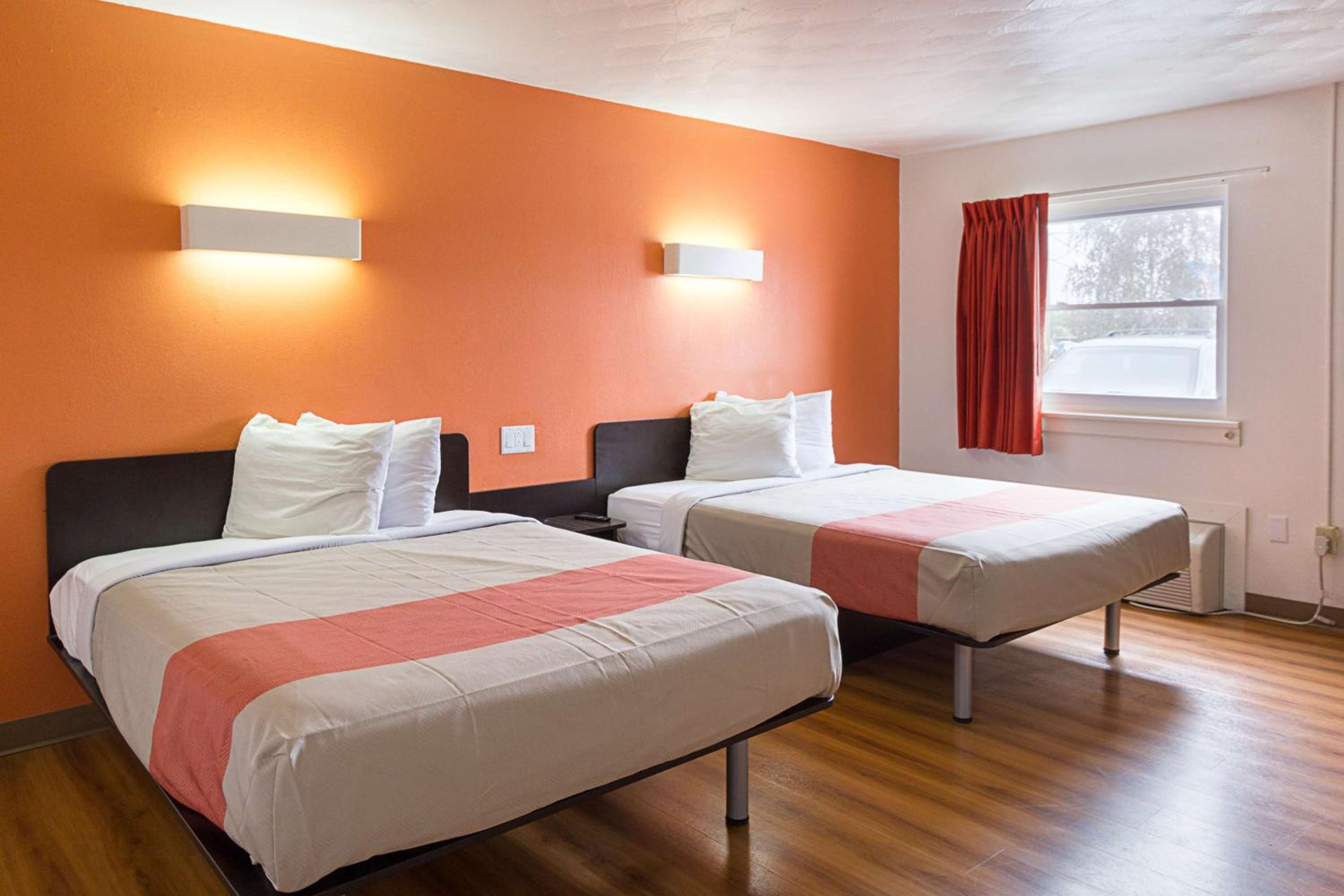 Deluxe Queen Room with Two Queen Beds - Non-Smoking - Photo 9