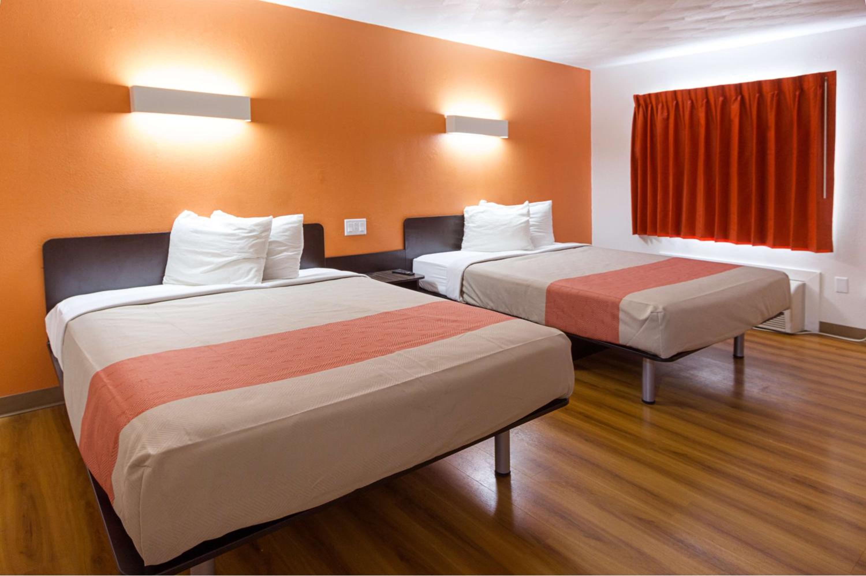 Deluxe Queen Room with Two Queen Beds - Non-Smoking - Photo 10