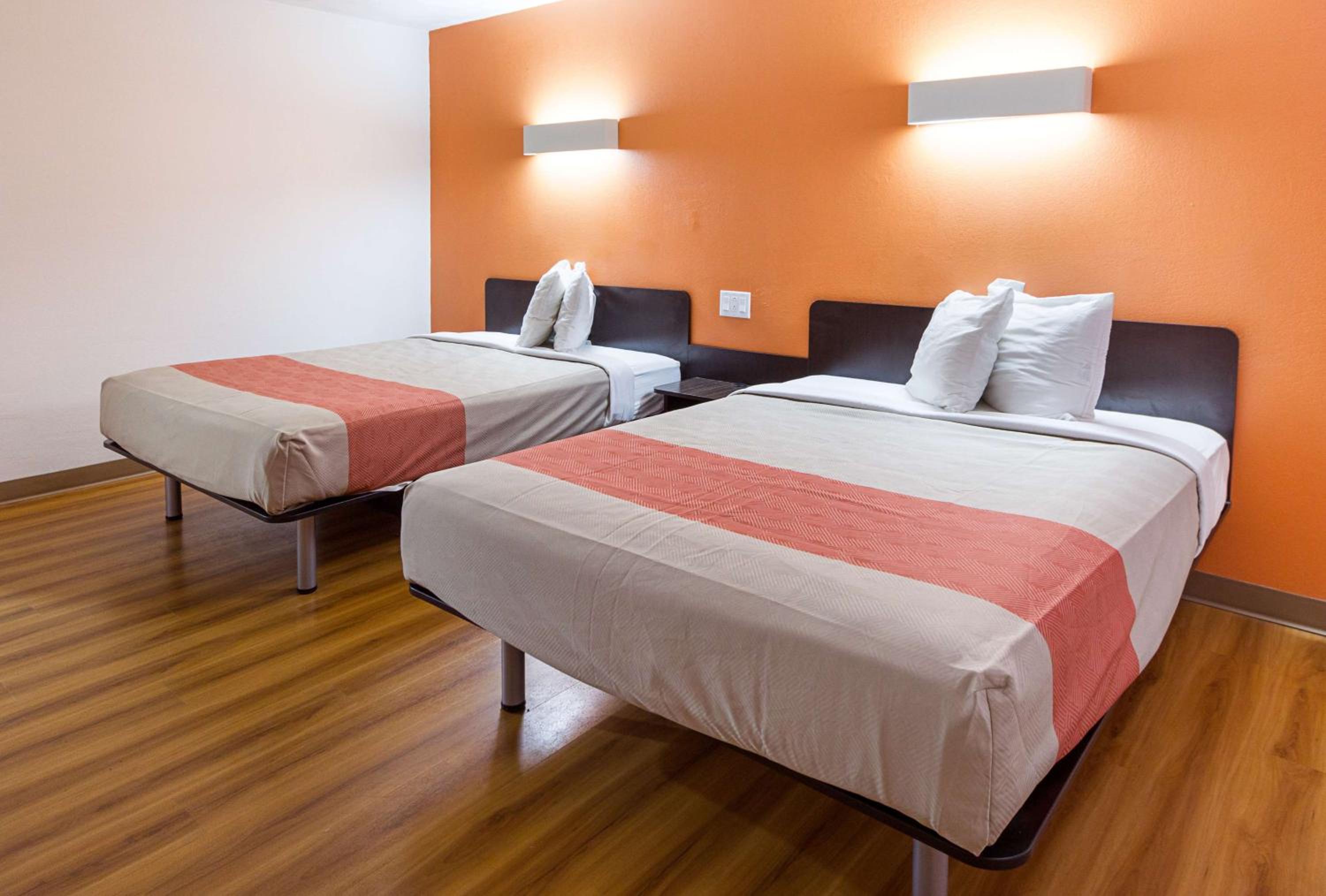 Deluxe Queen Room with Two Queen Beds - Non-Smoking - Photo 2