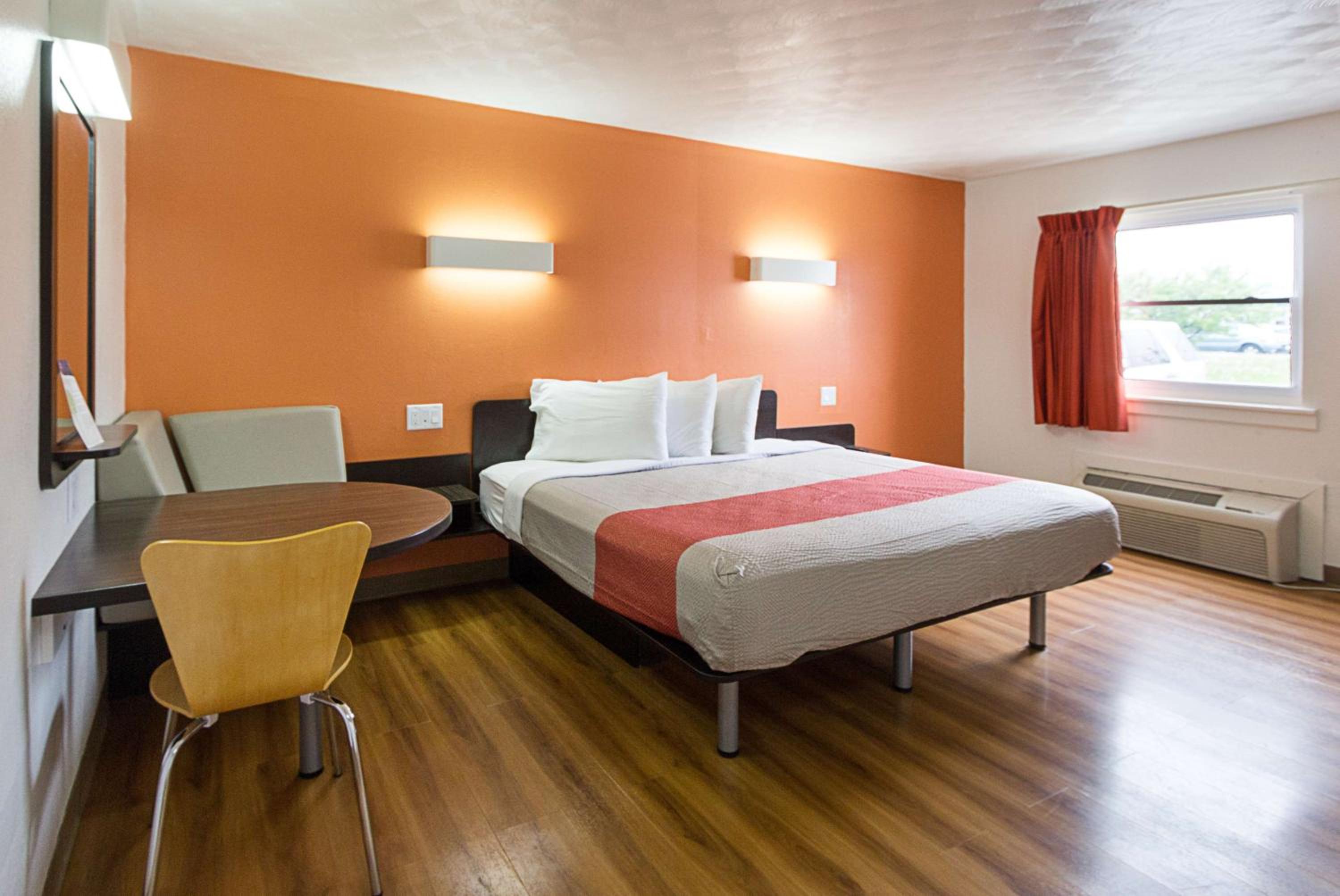 Deluxe King Room - Non-Smoking - Photo 6