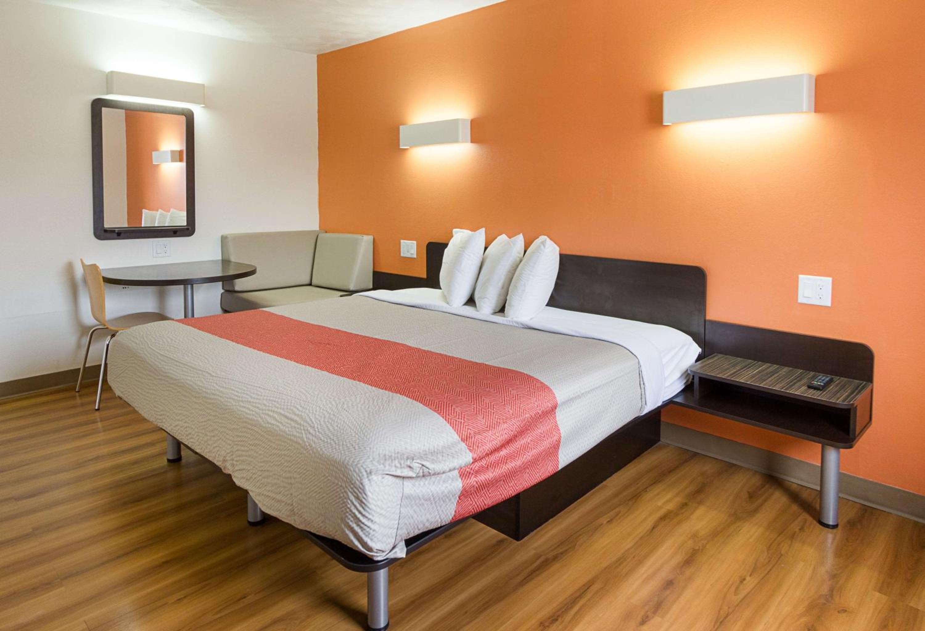 Deluxe King Room - Non-Smoking - Photo 7