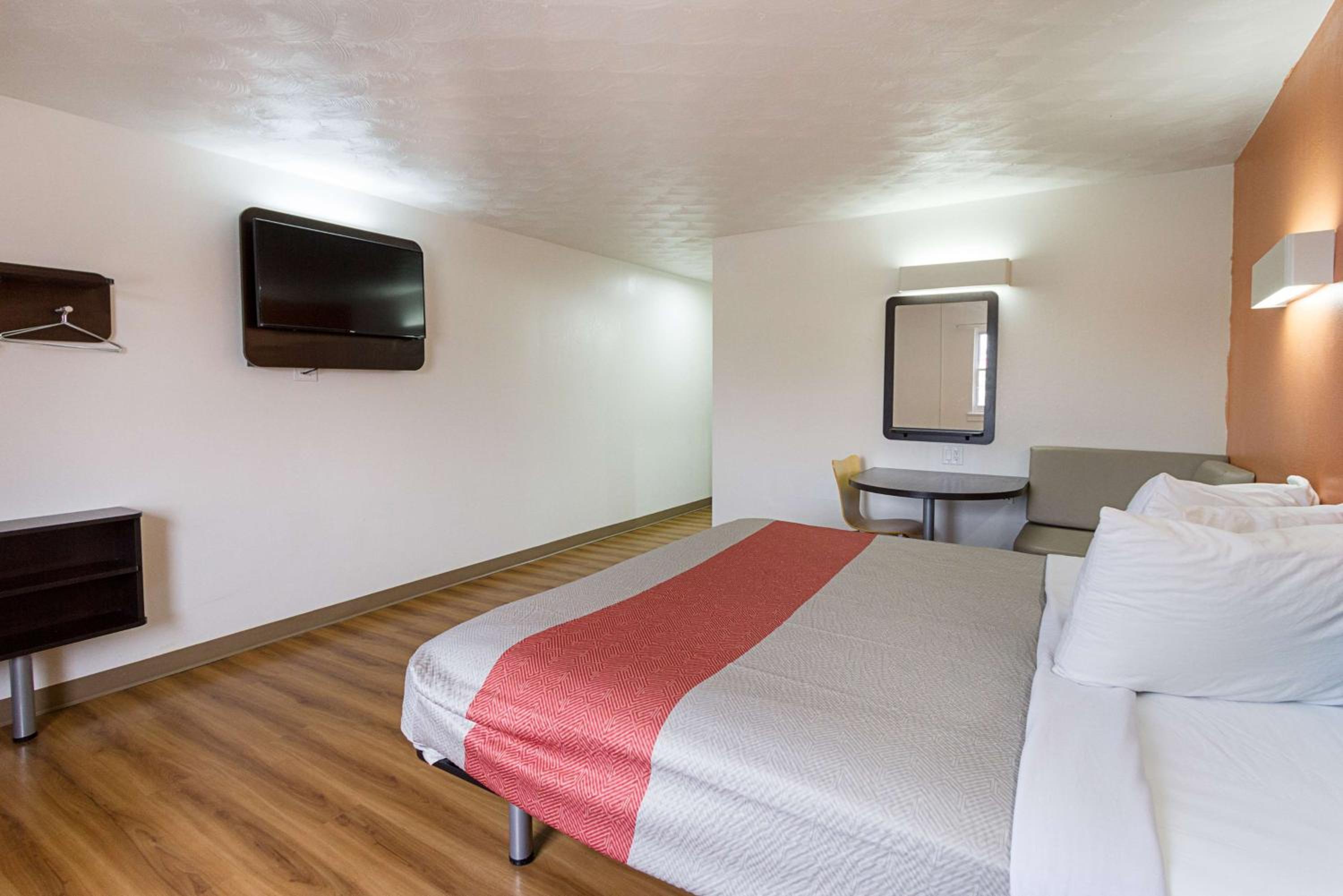 Deluxe King Room - Non-Smoking - Photo 5