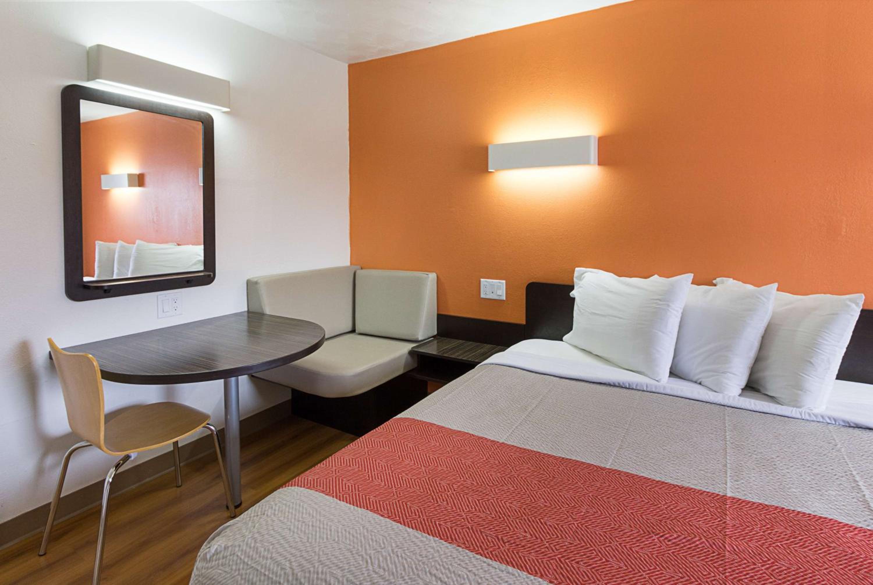 Deluxe King Room - Non-Smoking - Photo 4