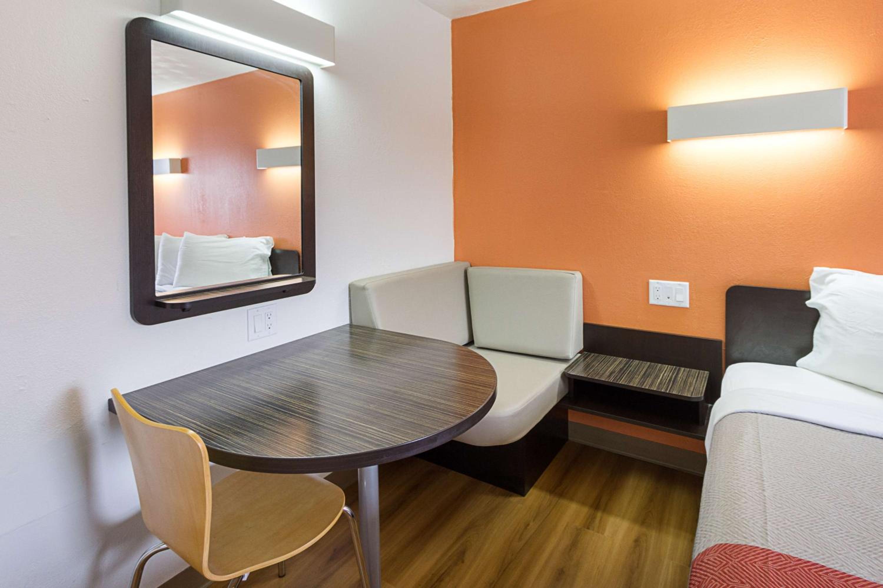 Deluxe King Room - Non-Smoking - Photo 3