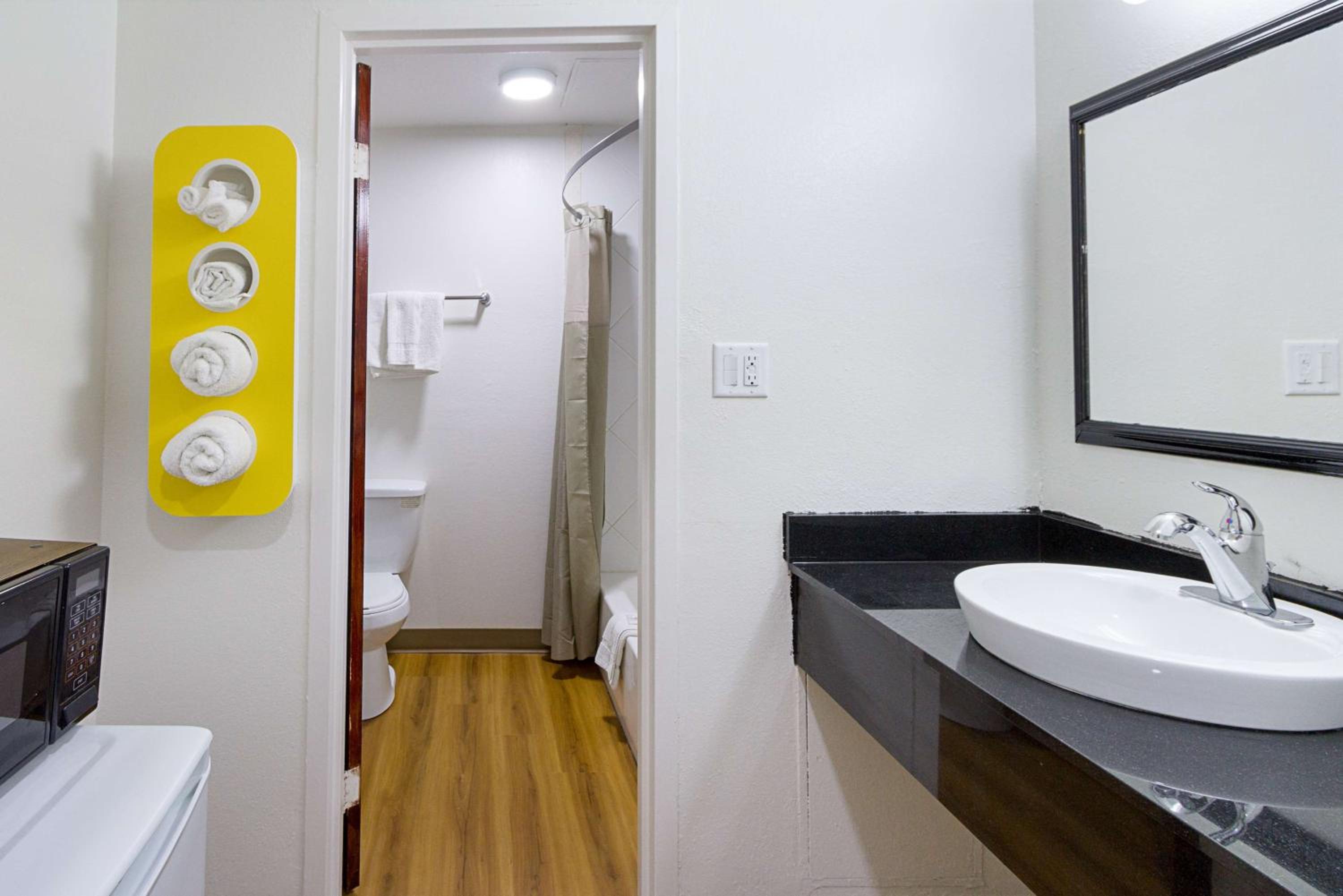 Deluxe King Room - Non-Smoking - Photo 2