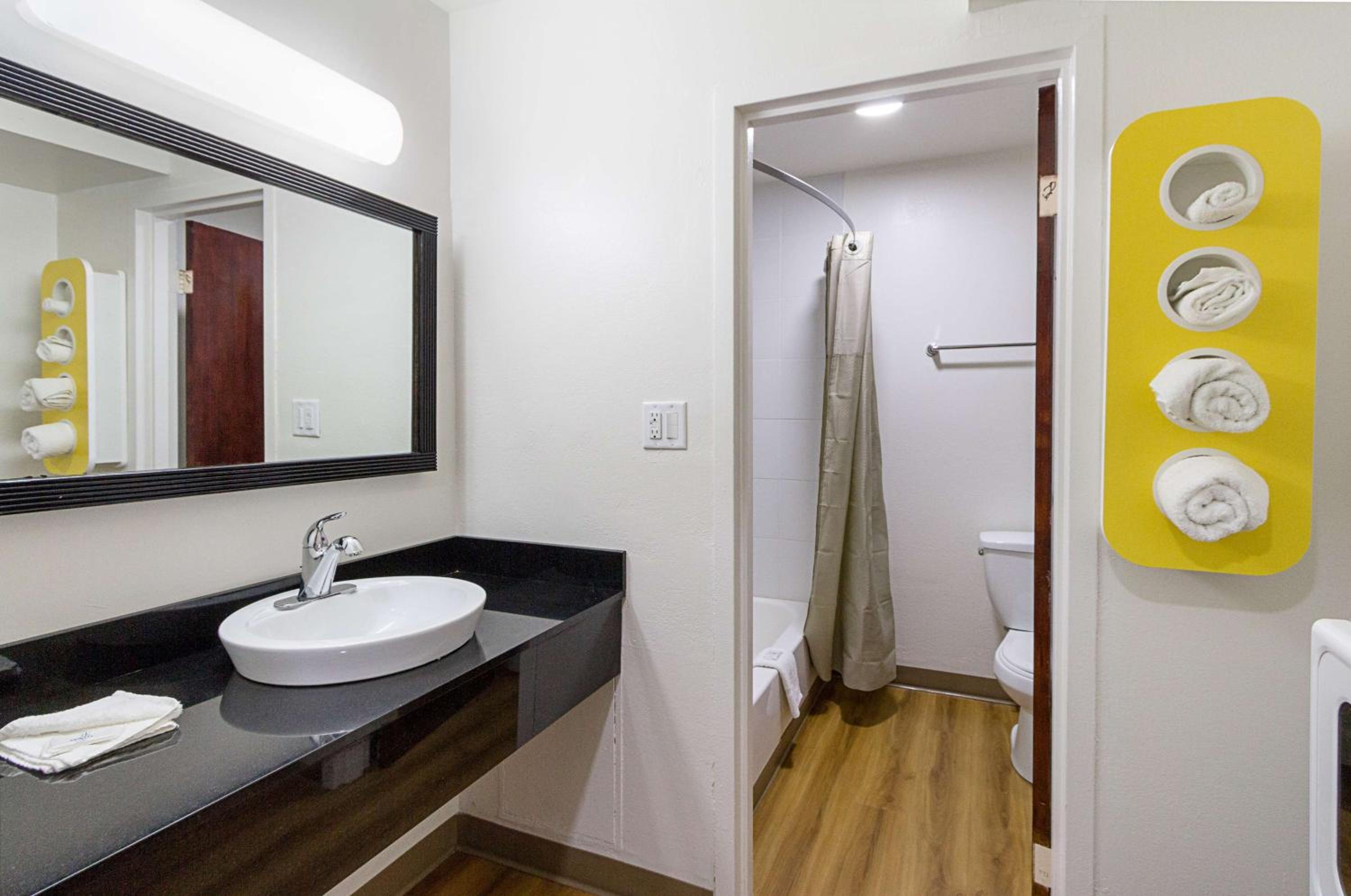 Deluxe King Room - Non-Smoking - Photo 9