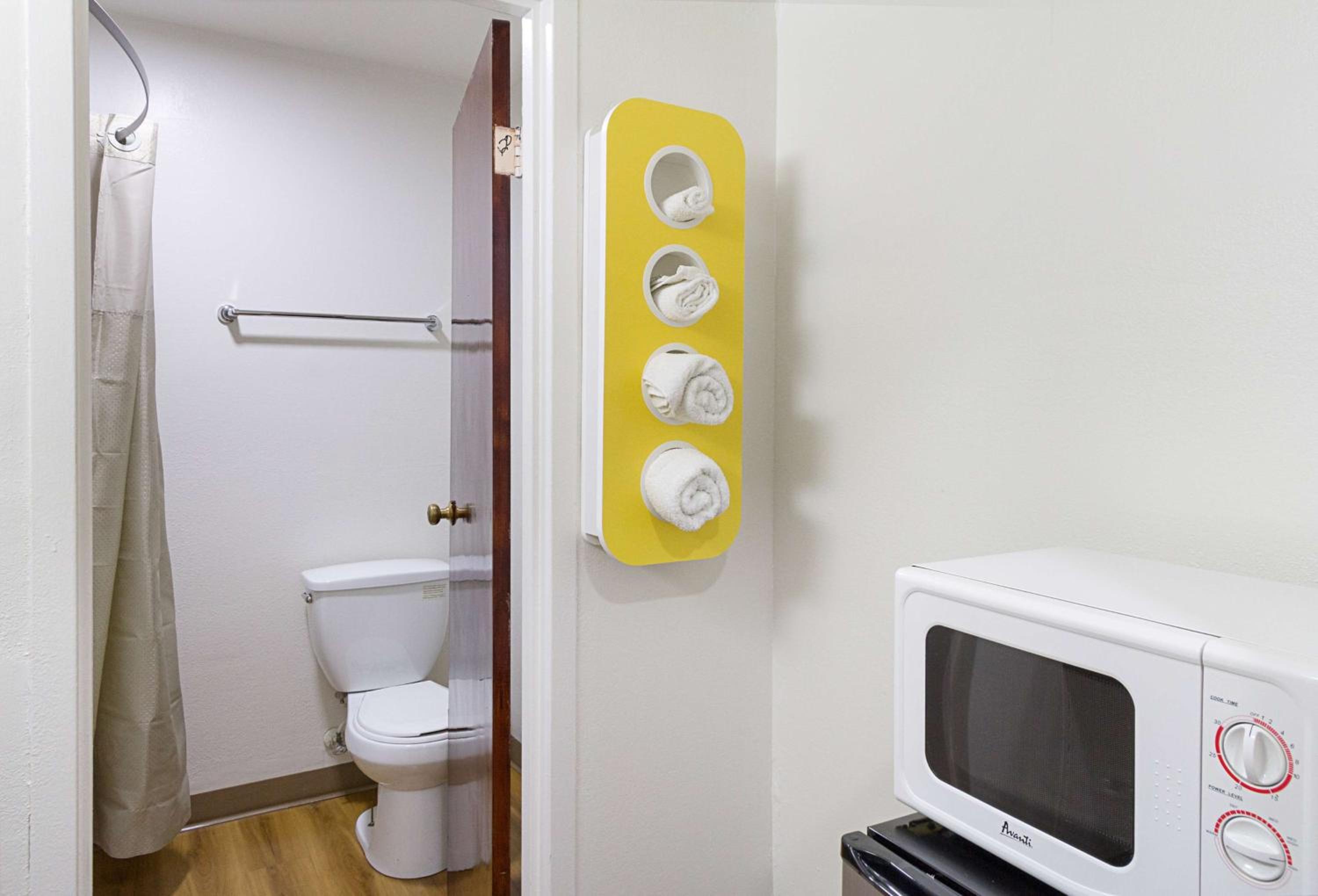 Deluxe King Room - Non-Smoking - Photo 8