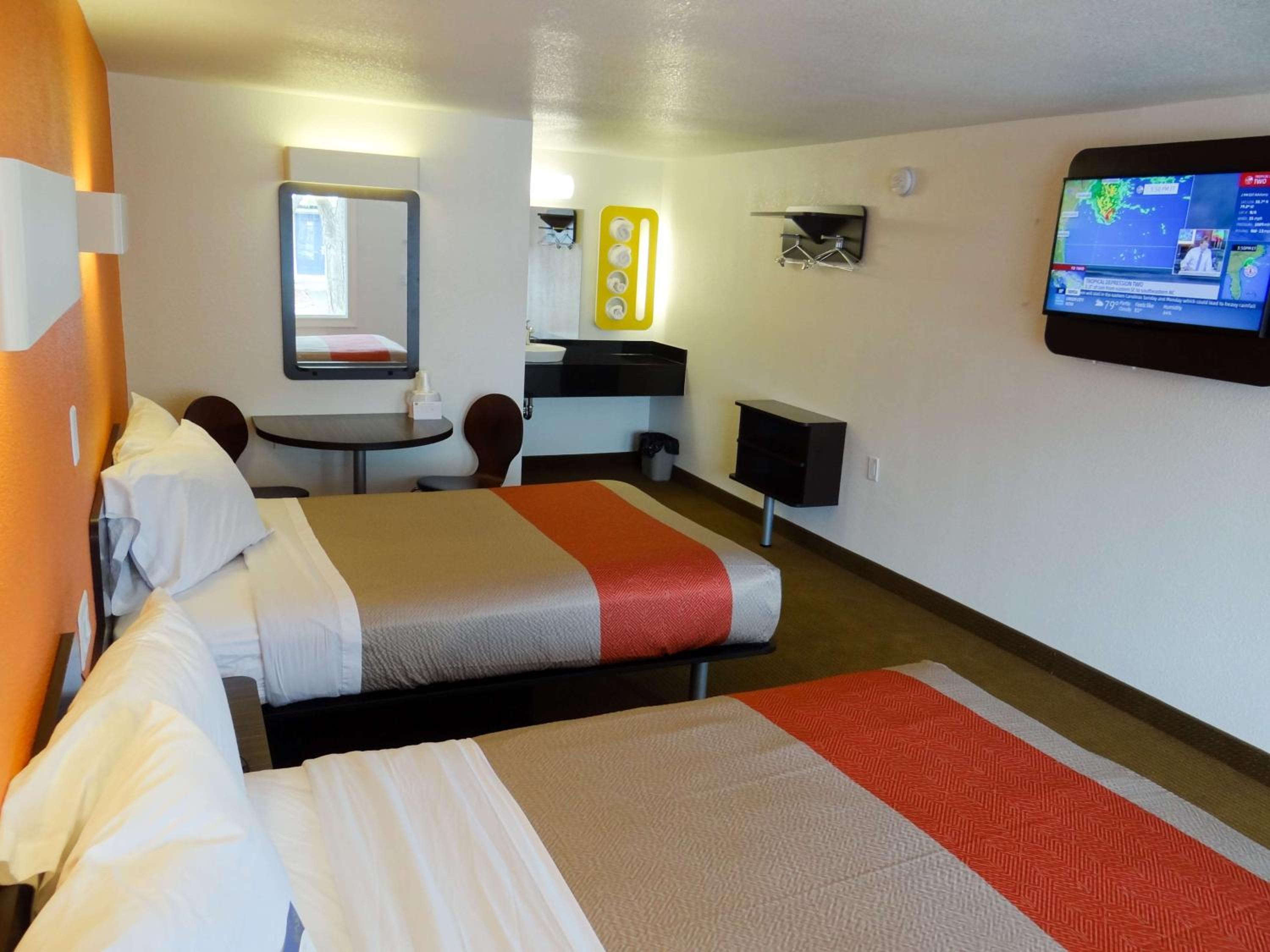 Quadruple Room - Non-Smoking photo 3