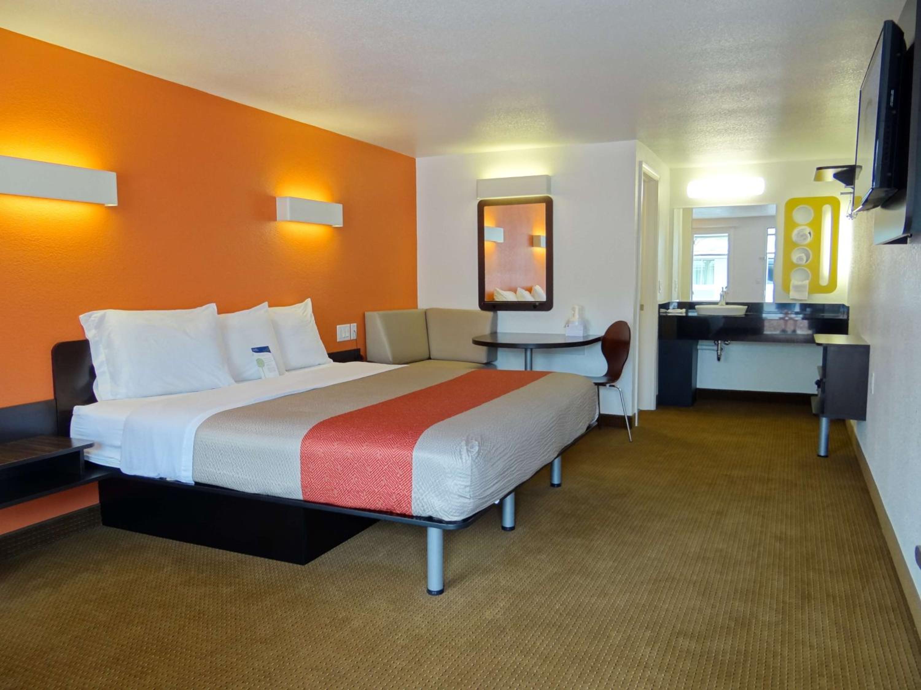 King Room - Non-Smoking photo 1