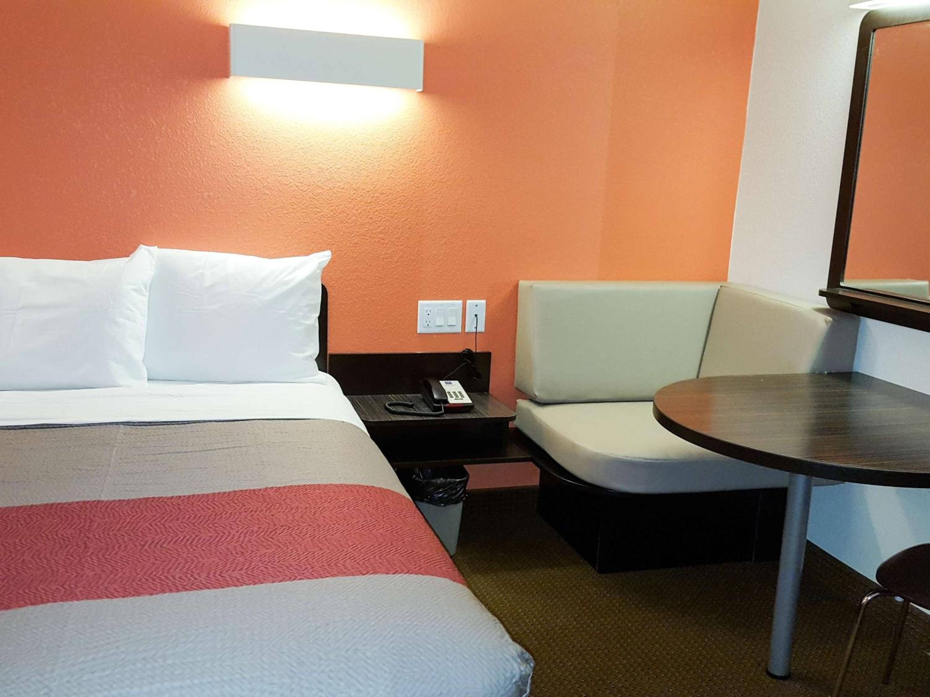 King Room - Non-Smoking photo 2