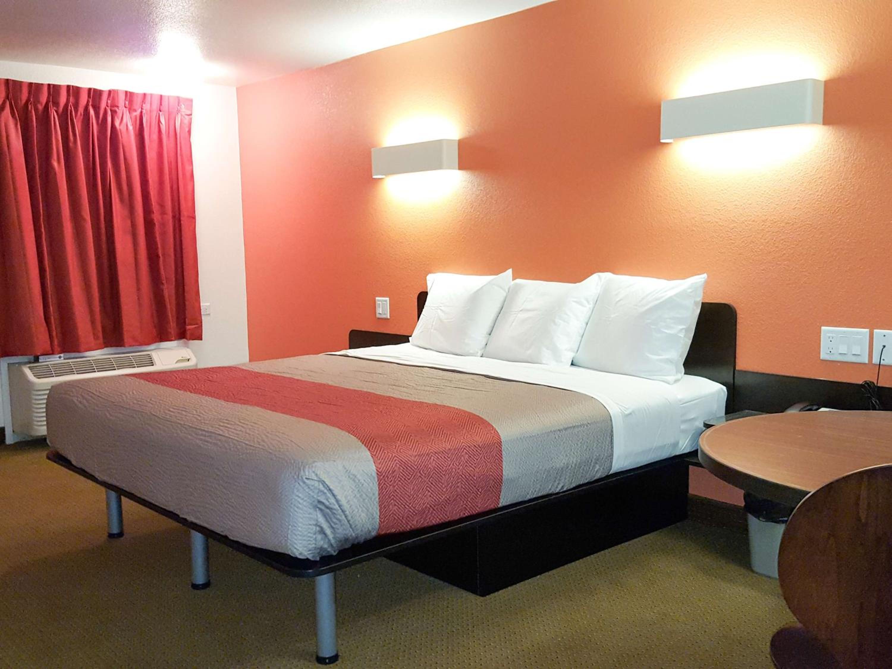 King Room - Non-Smoking photo 3