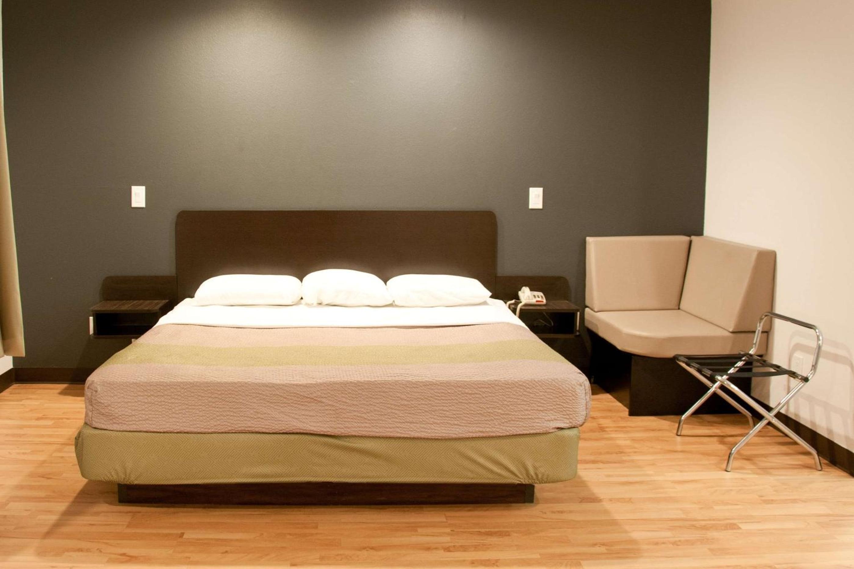 Deluxe Queen Room - Non-Smoking - Photo 2