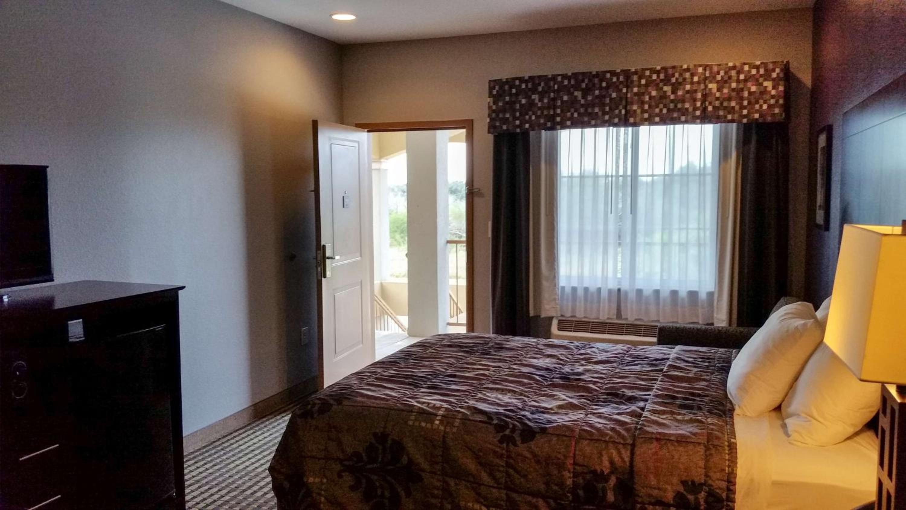 Deluxe King Room - Non-Smoking