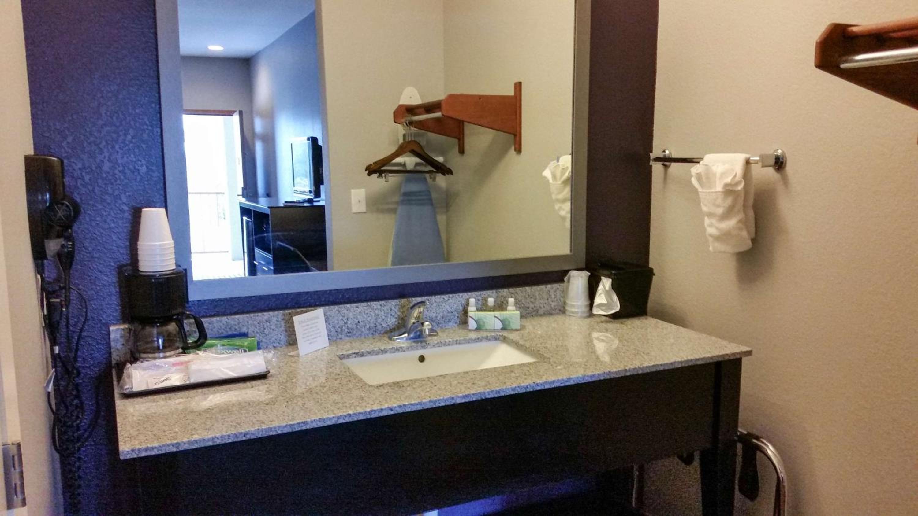 Deluxe King Room - Non-Smoking photo 2