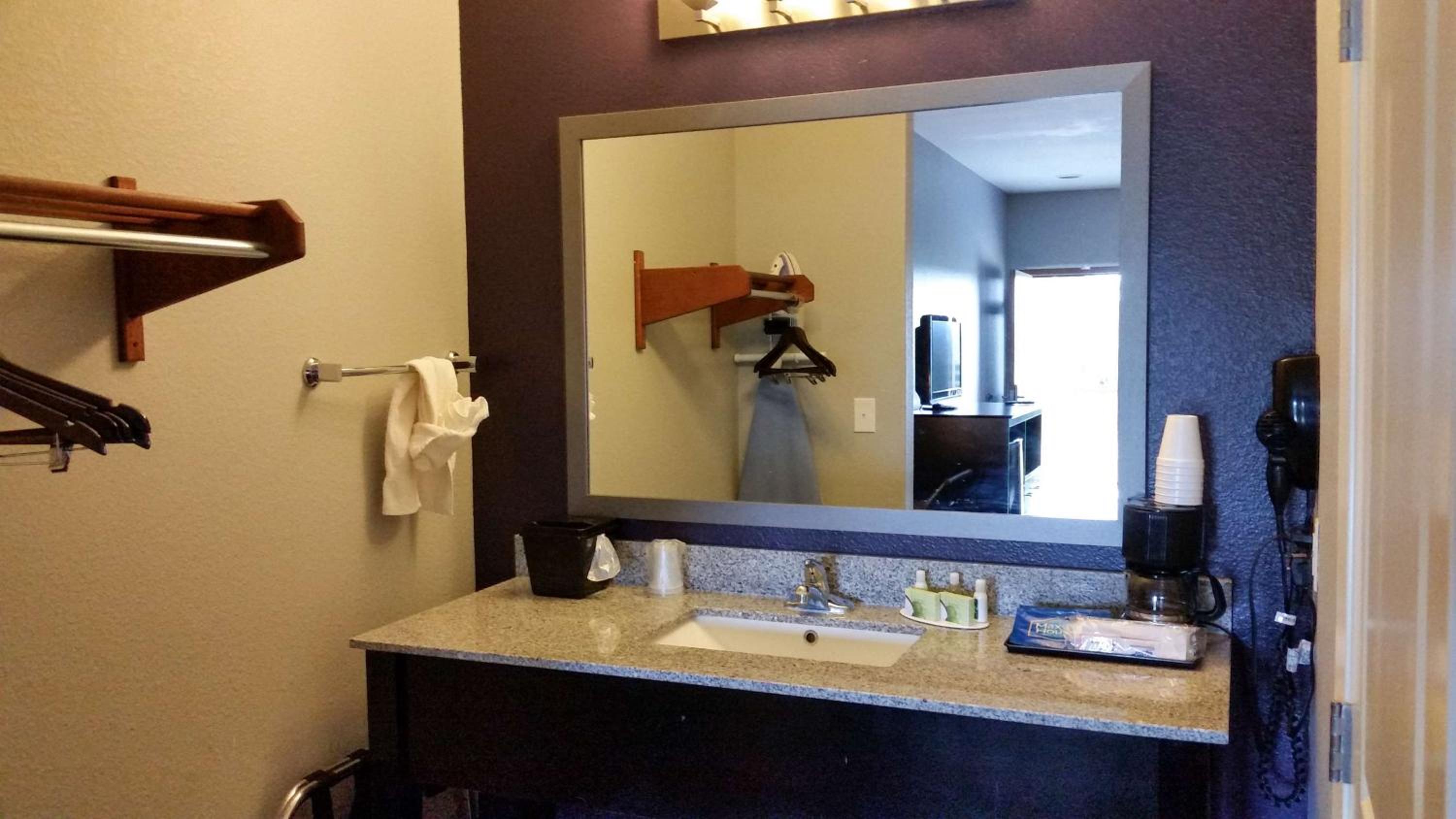 Deluxe King Room - Non-Smoking photo 3