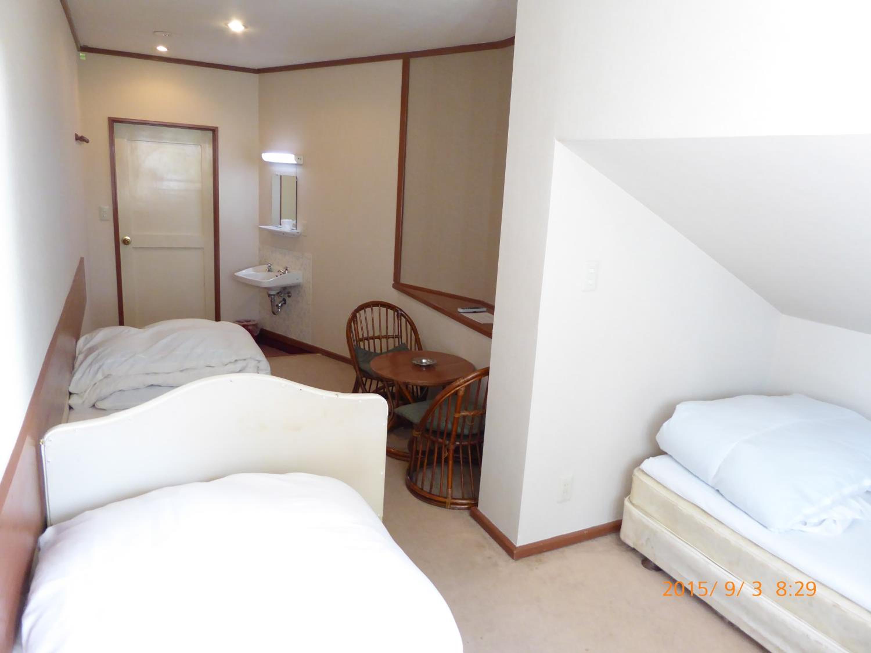 Twin Room with Shared Bathroom + Shared Toilet photo 1