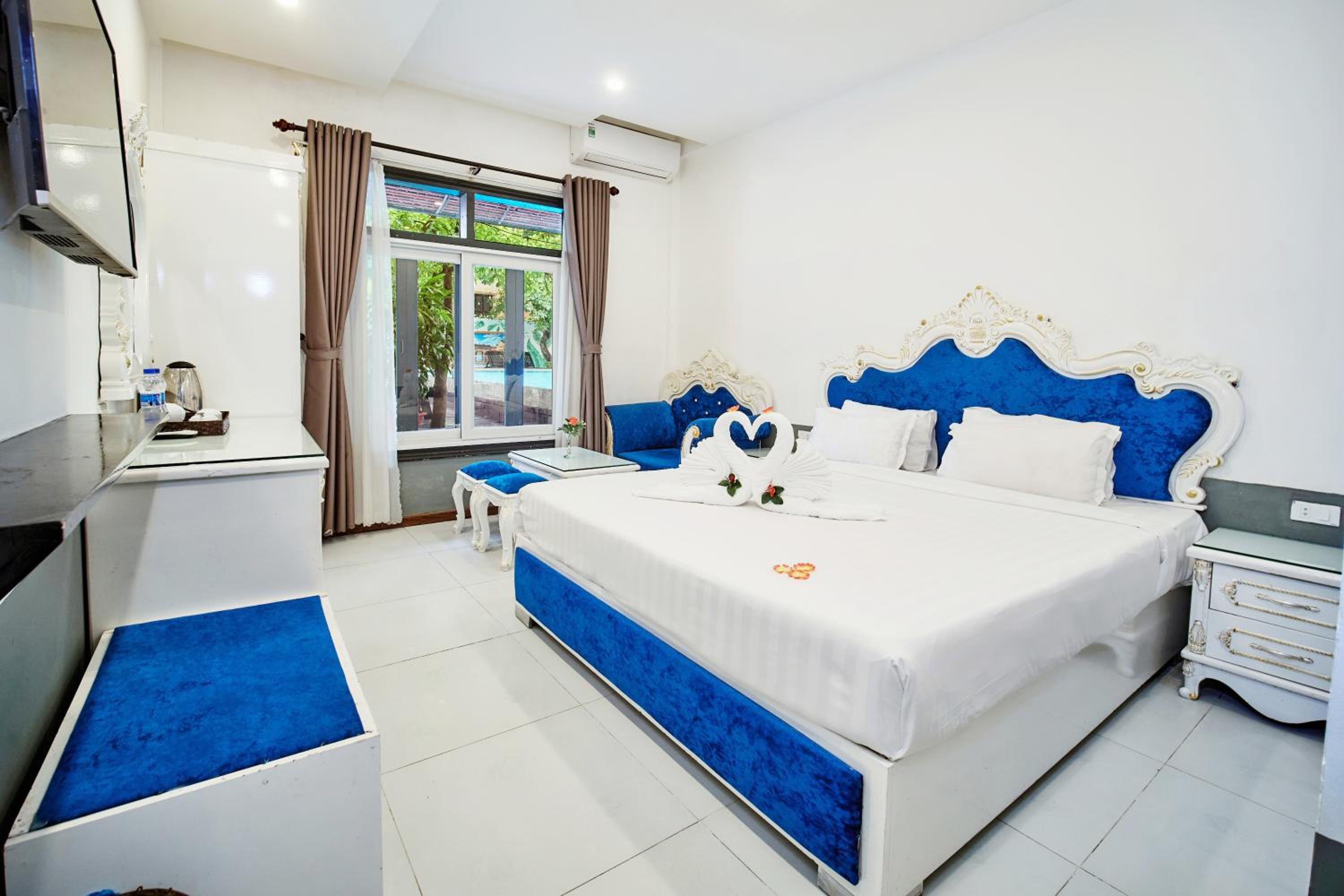 Twin Room with Pool View