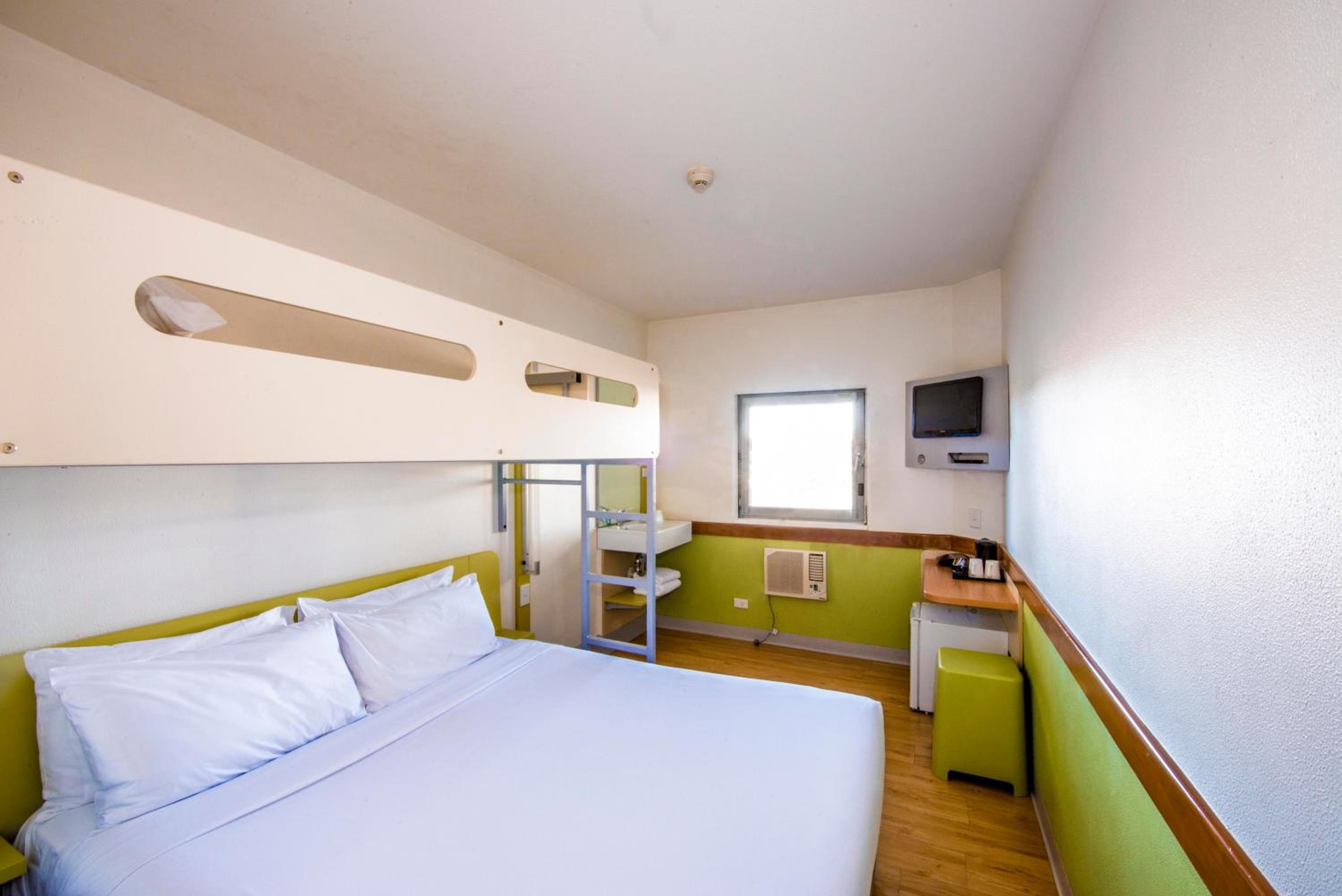 Standard Queen Room with a Single Overhead Bunk Bed photo 3