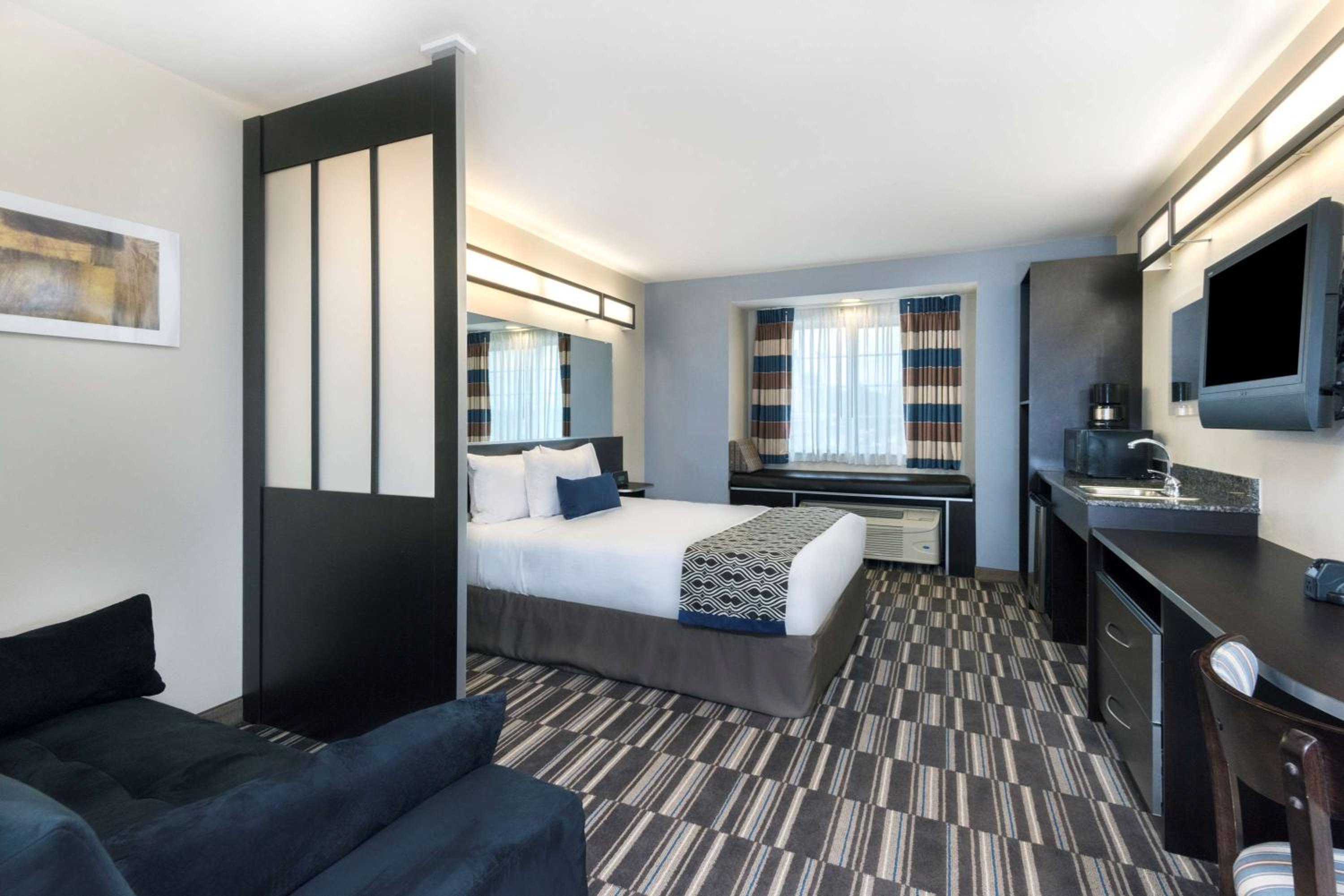 Queen Suite - Disability Access/Non-Smoking - Photo 5
