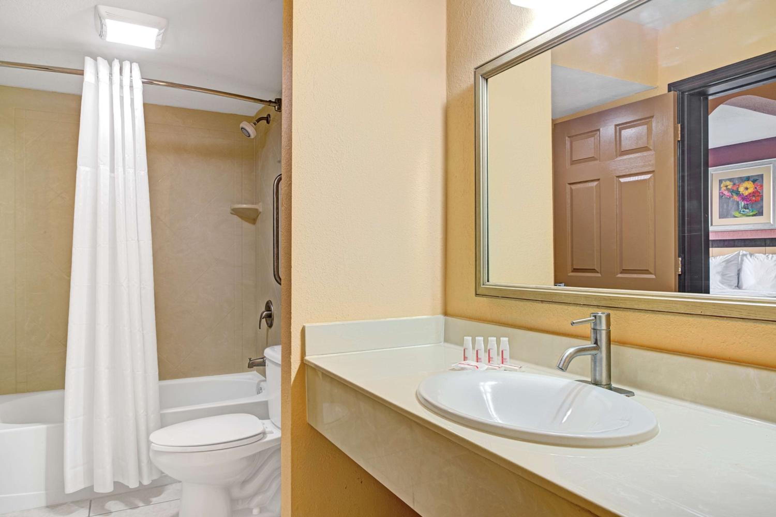 King Studio Suite - Non-Smoking - Photo 3
