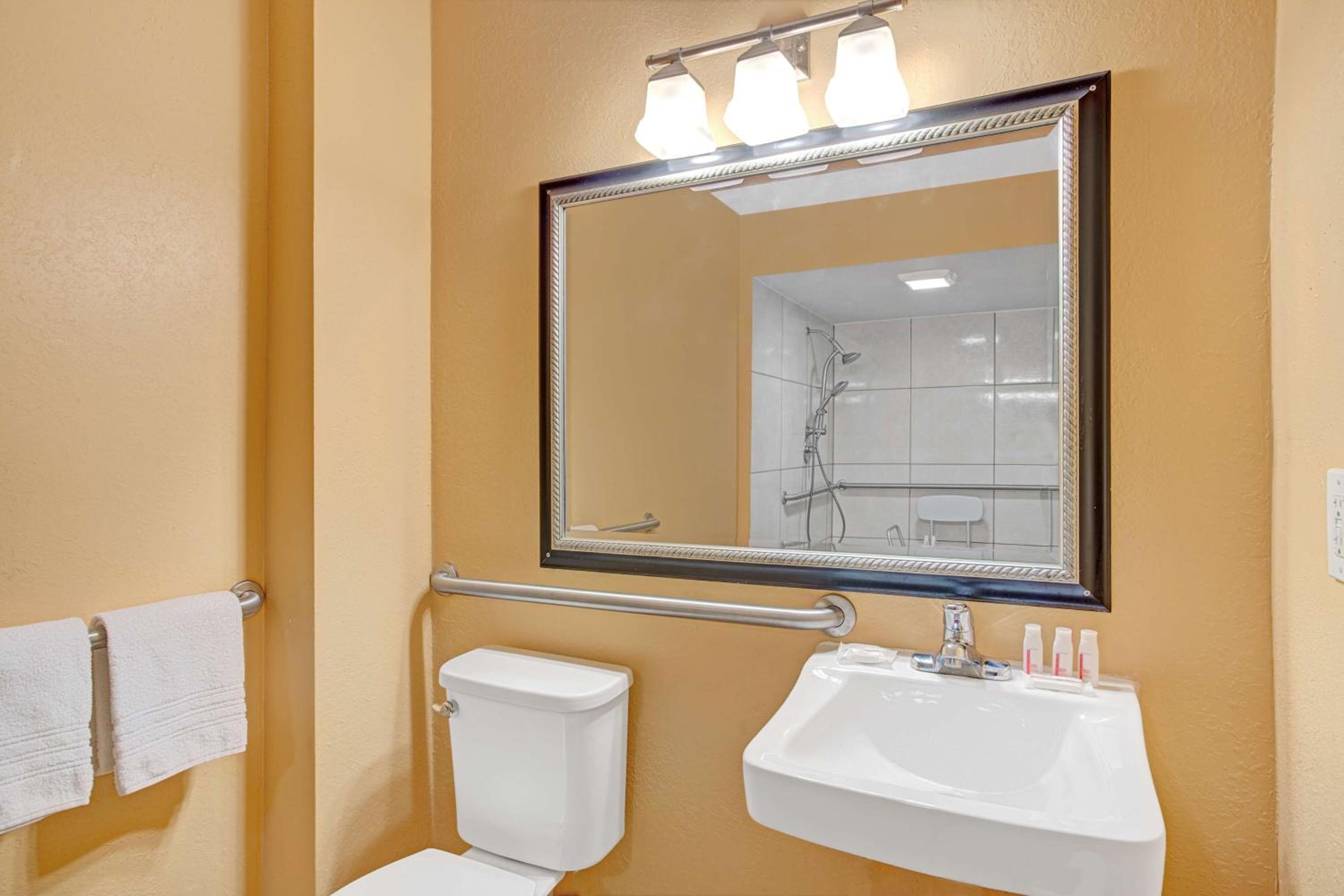 Deluxe Double Room - Disability Access/Non-Smoking - Photo 3