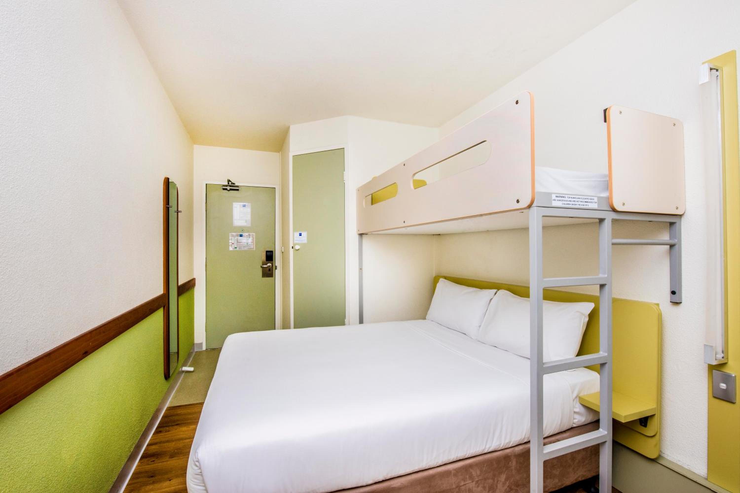 Standard Queen Room with a Bunk Bed photo 3