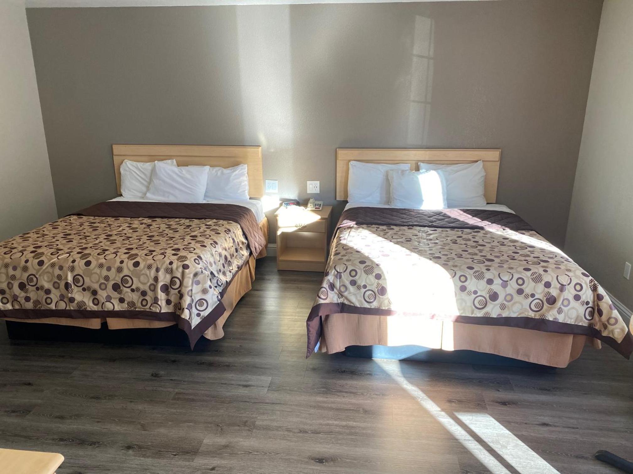 Queen Room with Two Queen Beds - Non-Smoking - Photo 3