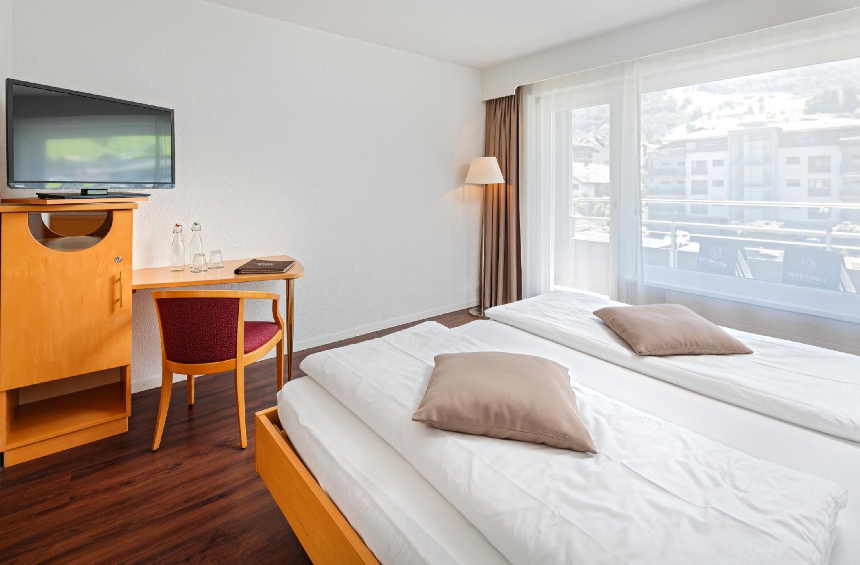 Panorama Twin Room with Mountain View and Balcony photo 3