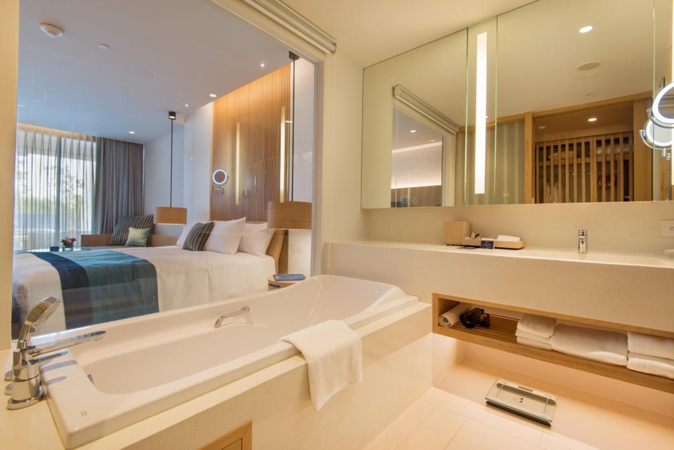 Junior Suite with Pool Access photo 3