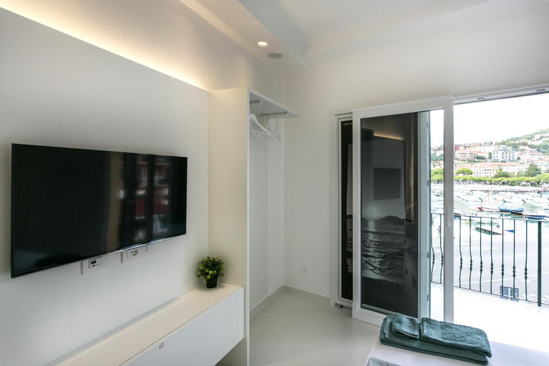 Deluxe Double Room with Balcony and Sea View photo 1