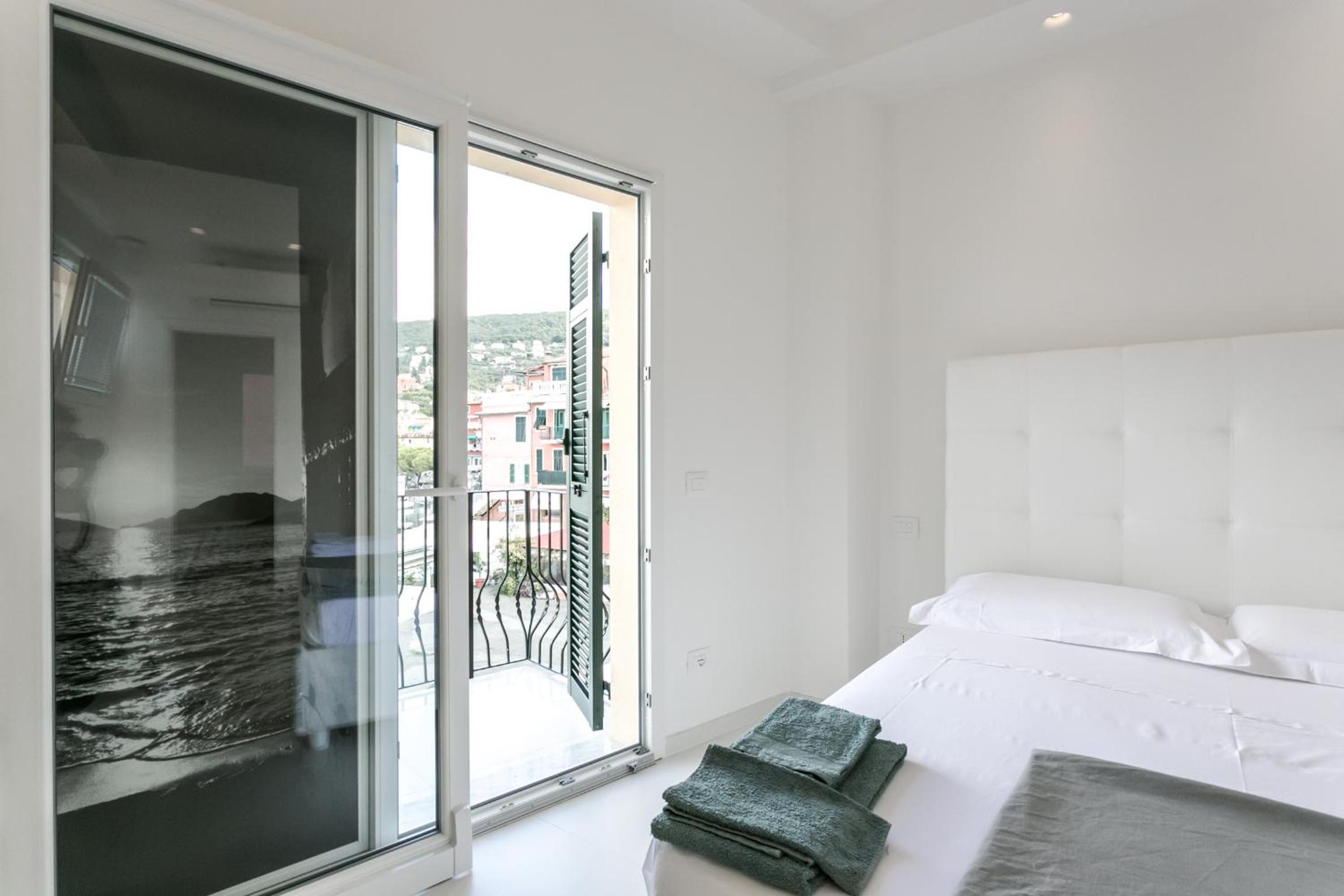 Deluxe Double Room with Balcony and Sea View photo 1