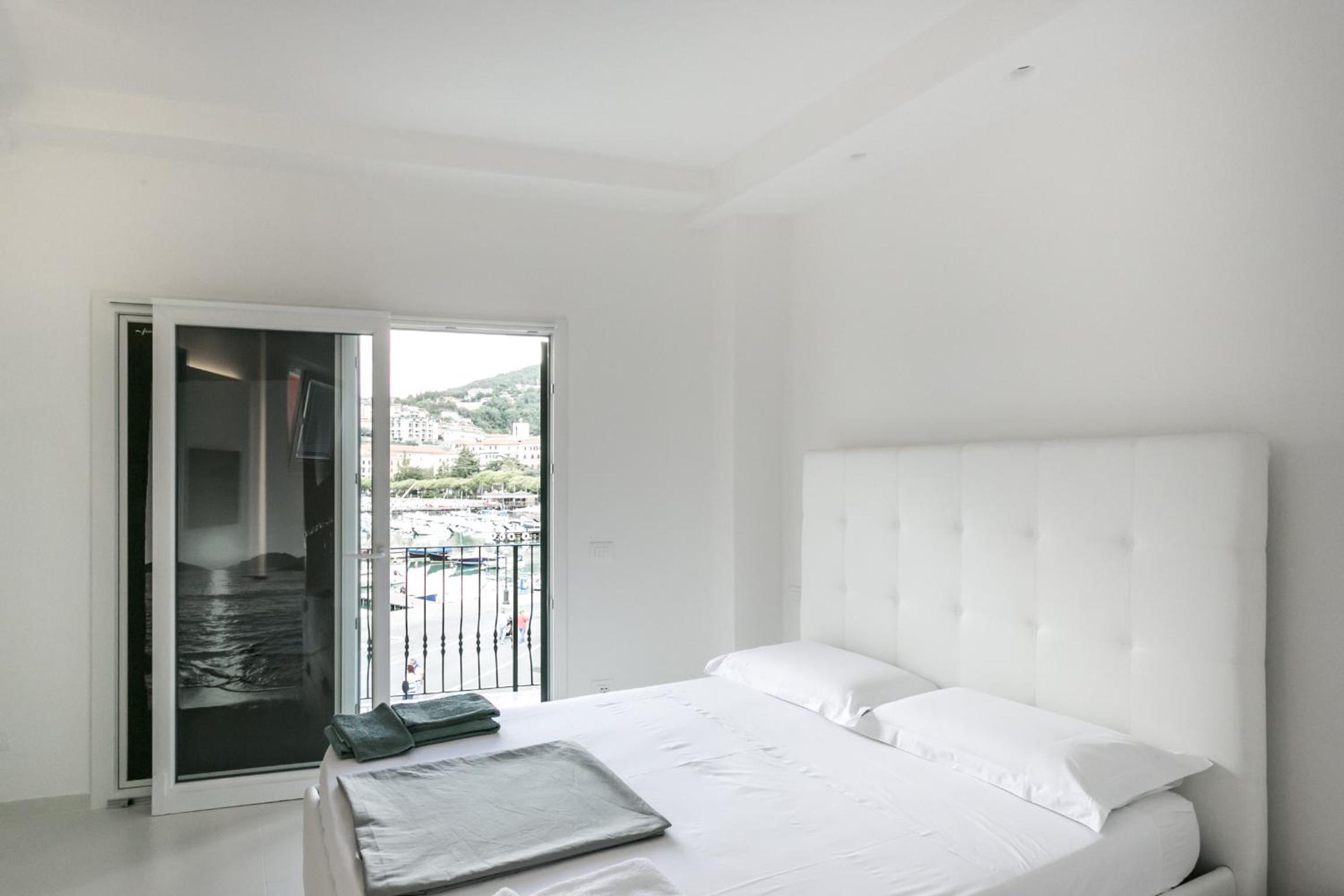 Deluxe Double Room with Balcony and Sea View photo 2