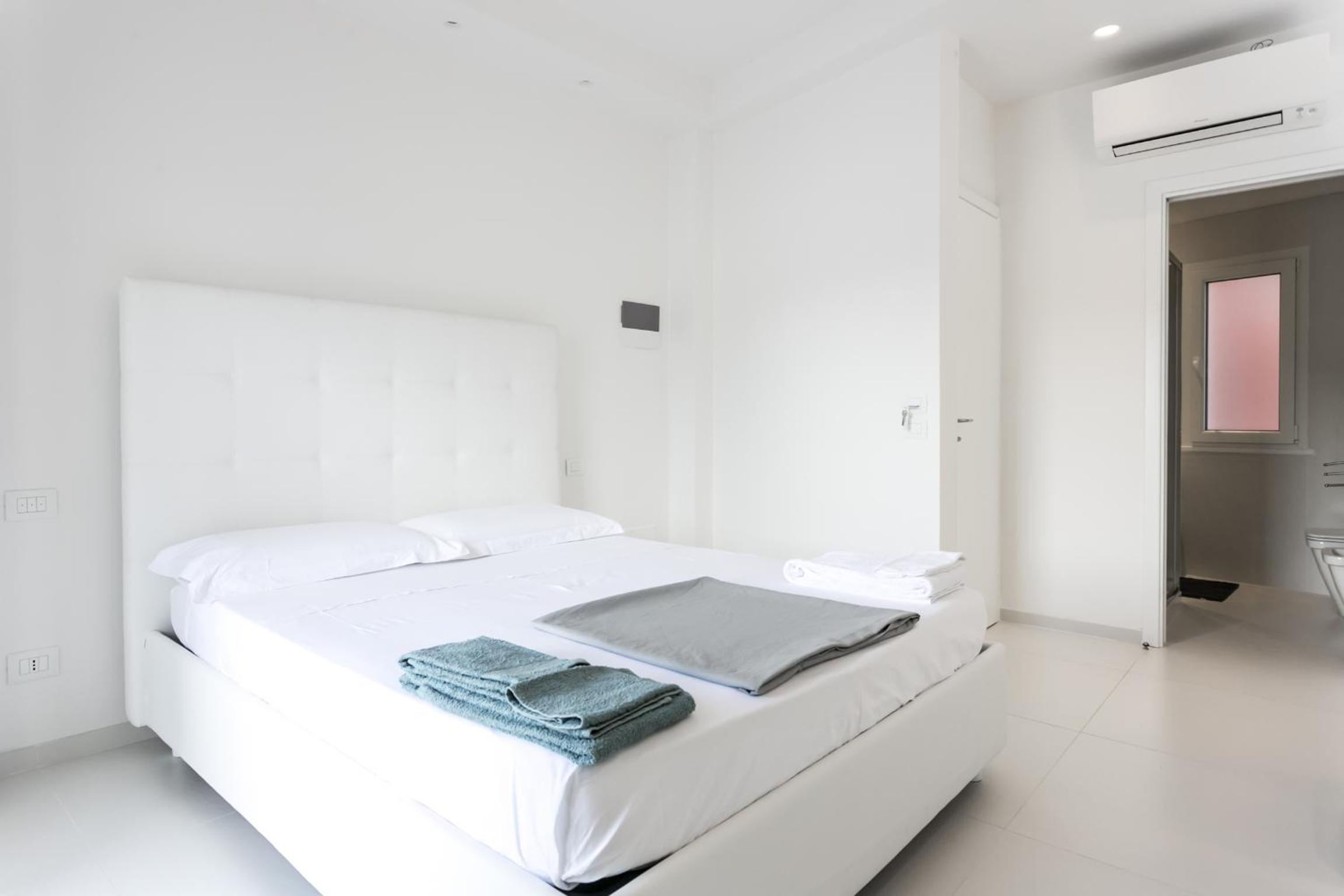 Deluxe Double Room with Balcony and Sea View photo 3