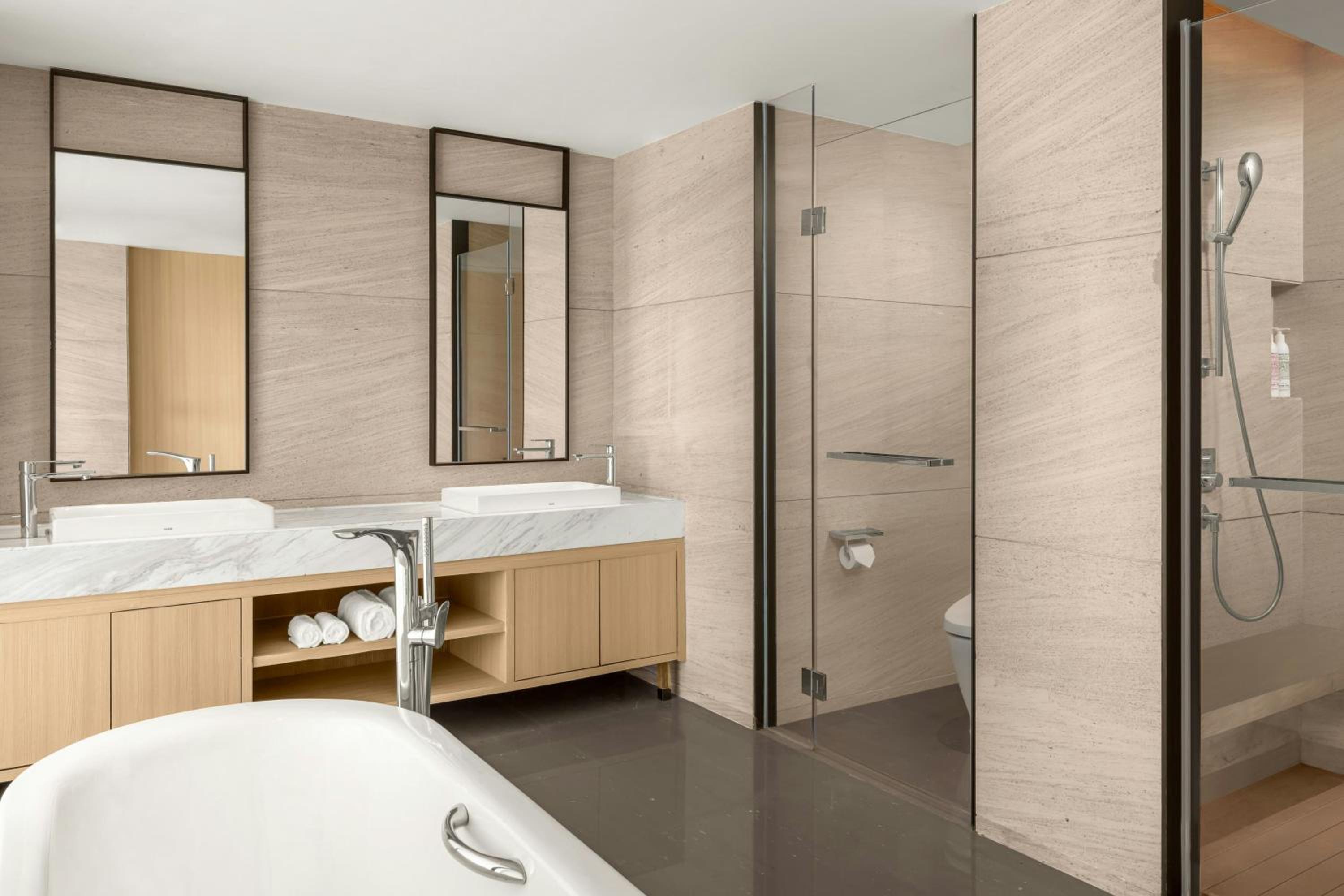 Executive King Suite with Balcony photo 2