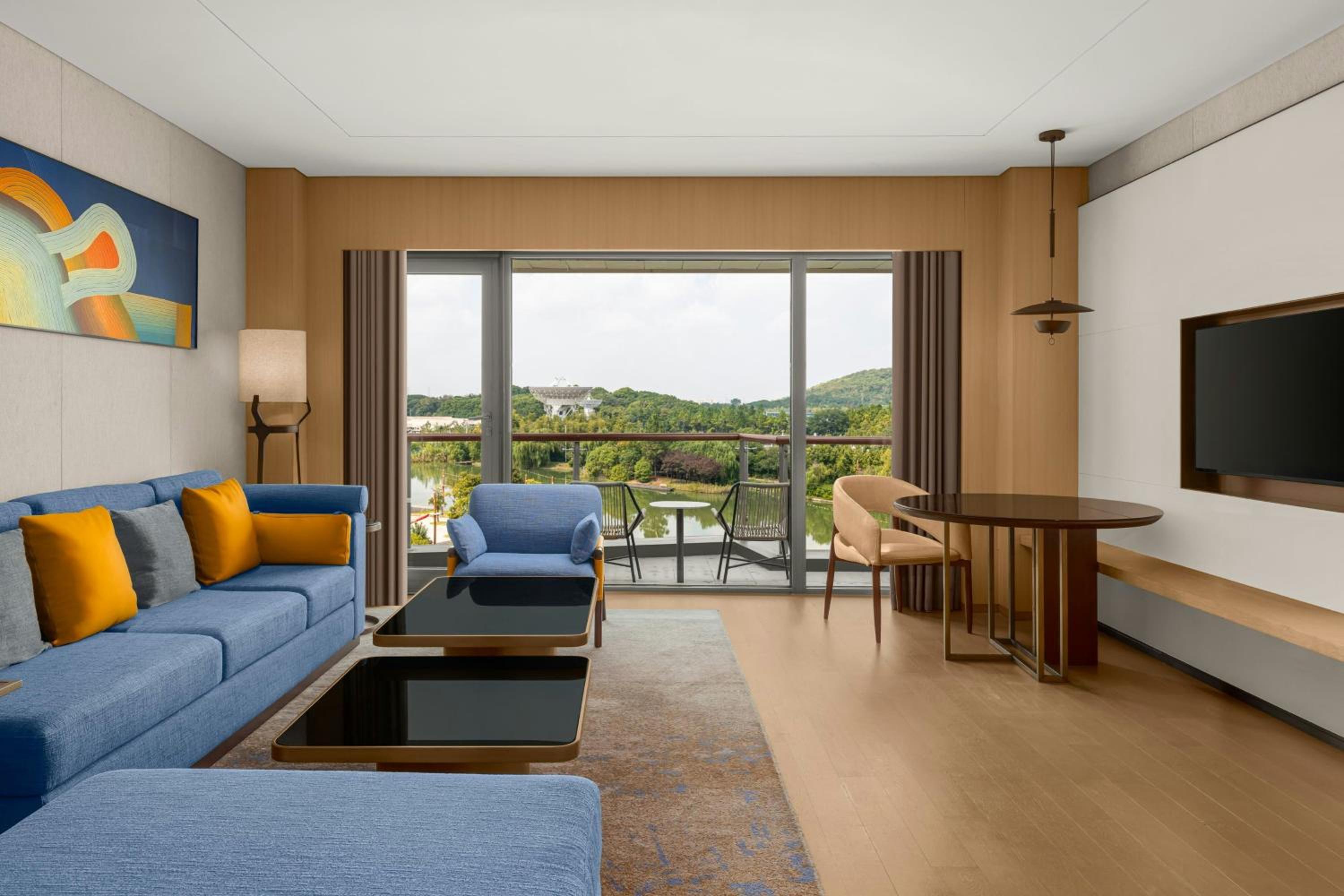 Executive King Suite with Balcony photo 3